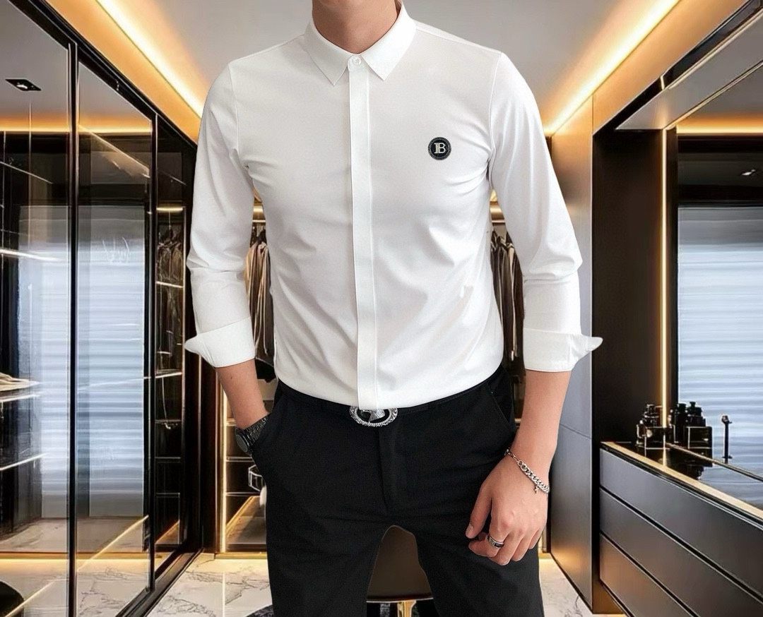 NO:595566,BURBE** Burberry's new 2025 early autumn men's original casual long-sleeved shirt is on sale simultaneously on the official website. Simple, fashionable and versatile, high-end quality seamless cutting hemming, chest logo pattern design, custom imported nylon tencel cotton fabric, high elasticity, no wrinkles, custom hardware accessories, comfortable to wear, breathable, high grade and texture, simple and decent, fashionable without losing personality, casual and casual upper body, handsome and stylish  Shows the temperament of a big brand. Sizes M-4XL (the maximum wear is about 195 pounds. Please state your height and weight when placing an order). Ships next day, burberry, burberry, shirts, alexander wang19860909BURBE** 巴宝莉2025早秋新款男士原单休闲长袖衬衫 官网同步发售 简洁时尚百搭 高端品质无缝切割包边 胸前logo图案设计 定制进口锦氨天丝棉面料 弹力大 不起皱 定制五金辅料 穿着舒适 透气 档次高很有质感 简单大方得体 时尚不失个性 上身休闲随性 帅气有型 彰显大牌气质.尺码M-4XL（最大可穿195斤左右 下单请报身高体重)隔天出货,,burberry,burberry,shirts,alexander wang,Men's clothing