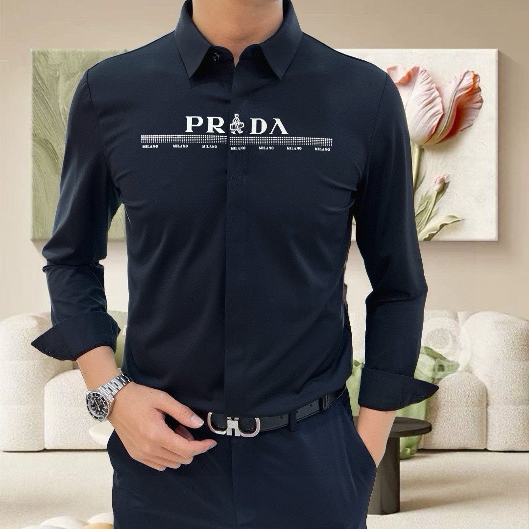 NO:595581,P*ADA 2025 early autumn new men's original casual long-sleeved shirts are on sale simultaneously on the official website. Simple, fashionable and versatile, high-end quality seamless cutting edge, printed rubber hot diamond letter logo design, custom imported ammonia Tencel cotton fabric, high elasticity, no wrinkles, custom hardware accessories, comfortable to wear, breathable, high grade and texture, simple and decent, fashionable without losing personality, casual and casual upper body, handsome and stylish  Shows the temperament of a big brand. Sizes M-4XL (the maximum wear is about 195 pounds. Please state your height and weight when placing an order). Ships next day, prada, shirts, alexander wang19860909P*ADA 普拉哒2025早秋新款男士原单休闲长袖衬衫 官网同步发售 简洁时尚百搭 高端品质无缝切割包边 印胶烫钻字母logo图案设计 定制进口锦氨天丝棉面料 弹力大 不起皱 定制五金辅料 穿着舒适 透气 档次高很有质感 简单大方得体 时尚不失个性 上身休闲随性 帅气有型 彰显大牌气质.尺码M-4XL（最大可穿195斤左右 下单请报身高体重)隔天出货,,prada,shirts,alexander wang,Men's clothing