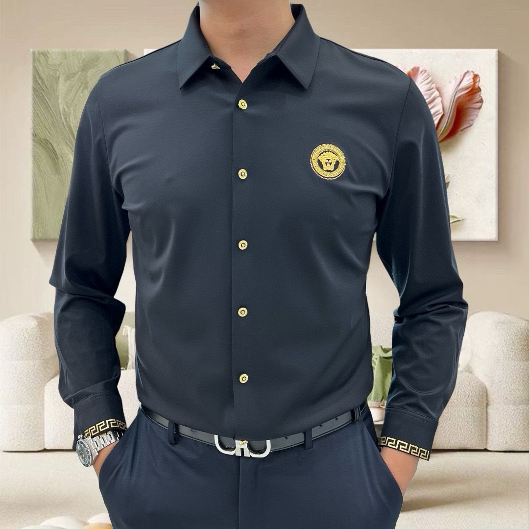 NO:595584,V*rsace Versace 2025 early autumn new men's original casual long-sleeved shirt is on sale simultaneously on the official website. Simple, fashionable and versatile, high-end quality seamless cutting edge, chest patch embroidery hot diamond Medusa logo design, custom imported ammonia Tencel cotton fabric, high elasticity, no wrinkles, custom hardware accessories, comfortable to wear, breathable, high grade and texture, simple and decent, fashionable without losing personality, casual and casual upper body, handsome and stylish  Shows the temperament of a big brand. Sizes M-4XL (the maximum wear is about 195 pounds. Please state your height and weight when placing an order). Ships next day, versace, shirts, alexander wang19860909V*rsace 范思哲2025早秋新款男士原单休闲长袖衬衫 官网同步发售 简洁时尚百搭 高端品质无缝切割包边 胸前贴布刺绣烫钻美杜莎logo图案设计 定制进口锦氨天丝棉面料 弹力大 不起皱 定制五金辅料 穿着舒适 透气 档次高很有质感 简单大方得体 时尚不失个性 上身休闲随性 帅气有型 彰显大牌气质.尺码M-4XL（最大可穿195斤左右 下单请报身高体重)隔天出货,,versace,shirts,alexander wang,Men's clothing