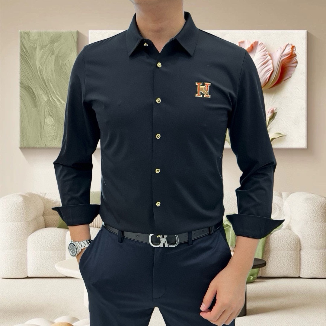 NO:595588,H*rmes Hermès 2025 early autumn new men's original casual long-sleeved shirt is on sale simultaneously on the official website. Simple, fashionable and versatile, high-end quality seamless cutting edge, printed logo pattern design on the chest, custom imported nylon tencel cotton fabric, high elasticity, no wrinkles, custom hardware accessories, comfortable to wear, breathable, high grade and texture, simple and decent, fashionable without losing personality, casual and casual upper body, handsome and stylish  Shows the temperament of a big brand. Sizes M-4XL (the maximum wear is about 195 pounds. Please state your height and weight when placing an order). Ships next day, hermes, shirts, alexander wang19860909H*rmes 爱马仕2025早秋新款男士原单休闲长袖衬衫 官网同步发售 简洁时尚百搭 高端品质无缝切割包边 胸前印胶logo图案设计 定制进口锦氨天丝棉面料 弹力大 不起皱 定制五金辅料 穿着舒适 透气 档次高很有质感 简单大方得体 时尚不失个性 上身休闲随性 帅气有型 彰显大牌气质.尺码M-4XL（最大可穿195斤左右 下单请报身高体重)隔天出货,,hermes,shirts,alexander wang,Men's clothing