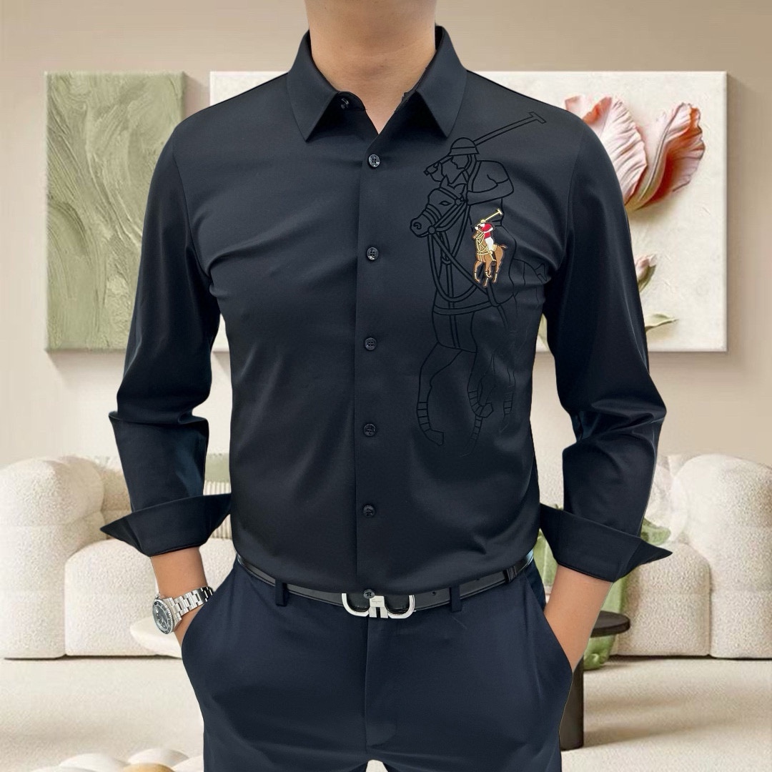 NO:595590,Polo Paul's 2025 early autumn new men's original casual long-sleeved shirt is on sale simultaneously on the official website. Simple, fashionable and versatile, high-end quality seamless cutting hemming, heavy craftsmanship, printed logo pattern design, custom imported nylon ammonia Tencel cotton fabric, high elasticity, no wrinkles, custom hardware accessories, comfortable to wear, breathable, high grade and texture, simple and decent, fashionable without losing personality, casual and casual upper body, handsome and stylish  Show off the temperament of a big brand. Sizes M-4XL (the maximum wear is about 195 pounds. Please state your height and weight when placing an order). Ships next day. Black, white, shirts, alexander wang19860909Polo 保罗2025早秋新款男士原单休闲长袖衬衫 官网同步发售 简洁时尚百搭 高端品质无缝切割包边 重工艺 印胶logo图案设计 定制进口锦氨天丝棉面料 弹力大 不起皱 定制五金辅料 穿着舒适 透气 档次高很有质感 简单大方得体 时尚不失个性 上身休闲随性 帅气有型 彰显大牌气质.尺码M-4XL（最大可穿195斤左右 下单请报身高体重)隔天出货 黑色 白色,,shirts,alexander wang,Men's clothing