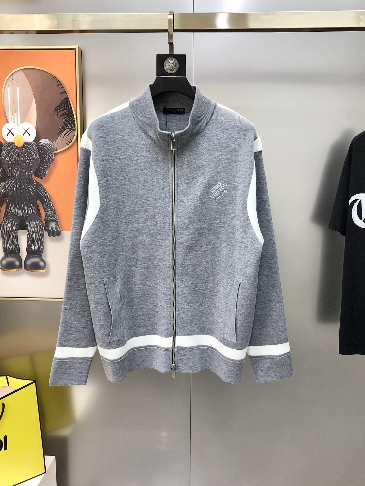 NO:595593,LV Louis Vuitton's 2025 new autumn and winter original men's zipper cardigan knitted sweater cardigan High-end customization Fashionable and versatile Contrast color chest embroidered letter logo design Customized imported merino wool blended fabric, skin-friendly and comfortable to wear The fabric is soft and breathable It feels very delicate. The inside is all made of single-needle locking technology!  It can ensure that it will not deform when worn!  The tailoring is decent, without any sense of restraint, and the workmanship of the factory is fine. It shows temperament and class. The upper body is very handsome. Sizes M-3XL (the largest size can wear about 185 pounds. Please indicate your height and weight when placing an order). Next day shipment. Black, gray, Louis Vuitton, Louis Vuitton, Sweaters, Alexander Wang19860909LV 路易威登2025秋冬新款原单男士拉链开衫针织毛衣羊毛衫 高端定制 时尚百搭 撞色胸前刺绣字母logo设计 客供定制进口美丽奴羊毛混纺面料,穿着亲肤舒适 面料柔软透气 摸上去非常细腻的感觉.内里全部采用单针锁边工艺！能够确保穿着不变形！裁剪得体,没有任何束缚感,代工厂做工精细 显气质 显档次 上身非常帅气 尺码M-3XL（最大码可穿185斤左右 下单请报身高体重) 隔天出货 黑色 灰色,,louis vuitton,louis vuitton,sweaters,alexander wang,Men's clothing