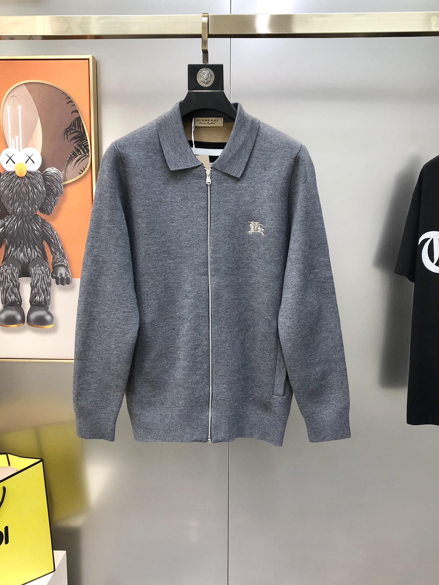 NO:595592,BURBE** Burberry's 2025 new autumn and winter original men's lapel zipper cardigan knitted sweater cardigan High-end customization Fashionable and versatile War horse logo pattern design on the chest Customized imported merino wool blended fabric, skin-friendly and comfortable to wear The fabric is soft and breathable It feels very delicate. The inside is all made of single-needle locking technology!  It can ensure that it will not deform when worn!  The tailoring is decent, without any sense of restraint, and the workmanship of the factory is fine. It shows temperament and class. The upper body is very handsome. Sizes M-3XL (the largest size can wear about 185 pounds. Please indicate your height and weight when placing an order). Ships next day. Black, gray, burberry, burberry, sweaters, alexander wang19860909BURBE** 巴宝莉2025秋冬新款原单男士翻领拉链开衫针织毛衣羊毛衫 高端定制 时尚百搭 胸前刺绣战马logo图案设计 客供定制进口美丽奴羊毛混纺面料,穿着亲肤舒适 面料柔软透气 摸上去非常细腻的感觉.内里全部采用单针锁边工艺！能够确保穿着不变形！裁剪得体,没有任何束缚感,代工厂做工精细 显气质 显档次 上身非常帅气 尺码M-3XL（最大码可穿185斤左右 下单请报身高体重) 隔天出货 黑色 灰色,,burberry,burberry,sweaters,alexander wang,Men's clothing