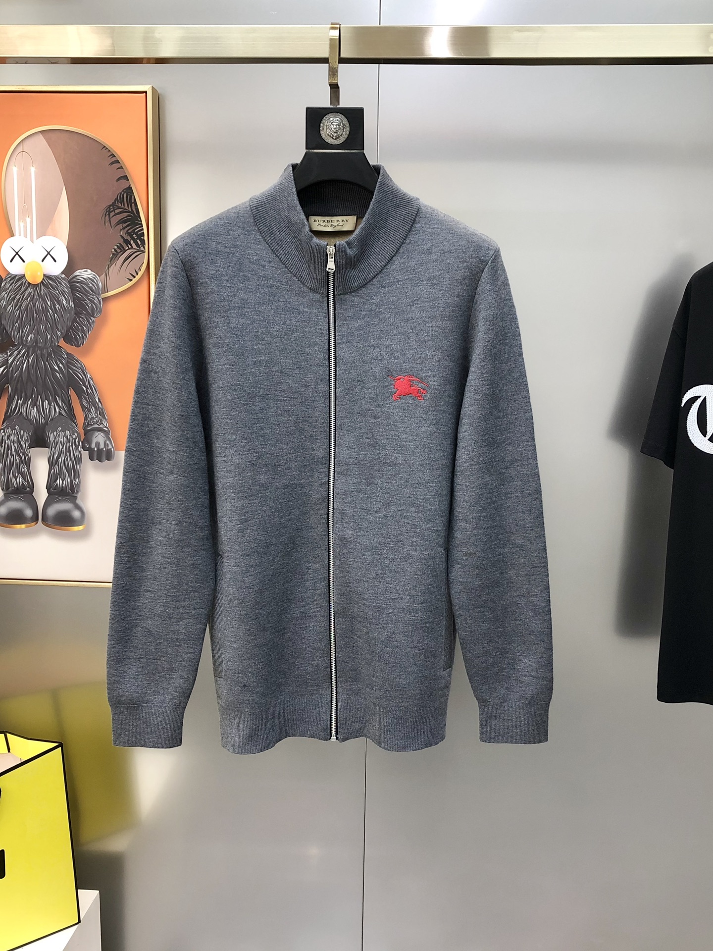 NO:595589,BURBE** Burberry's new 2025 autumn and winter original men's zipper cardigan knitted sweater cardigan High-end customization Fashionable and versatile War horse logo pattern design on the chest Customized imported merino wool blended fabric, skin-friendly and comfortable to wear The fabric is soft and breathable It feels very delicate. The inside is all made of single-needle locking technology!  It can ensure that it will not deform when worn!  The tailoring is decent, without any sense of restraint, and the workmanship of the factory is fine. It shows temperament and class. The upper body is very handsome. Sizes M-3XL (the largest size can wear about 185 pounds. Please indicate your height and weight when placing an order). Ships next day. Black, gray, burberry, burberry, sweaters, alexander wang19860909BURBE** 巴宝莉2025秋冬新款原单男士拉链开衫针织毛衣羊毛衫 高端定制 时尚百搭 胸前刺绣战马logo图案设计 客供定制进口美丽奴羊毛混纺面料,穿着亲肤舒适 面料柔软透气 摸上去非常细腻的感觉.内里全部采用单针锁边工艺！能够确保穿着不变形！裁剪得体,没有任何束缚感,代工厂做工精细 显气质 显档次 上身非常帅气 尺码M-3XL（最大码可穿185斤左右 下单请报身高体重) 隔天出货 黑色 灰色,,burberry,burberry,sweaters,alexander wang,Men's clothing