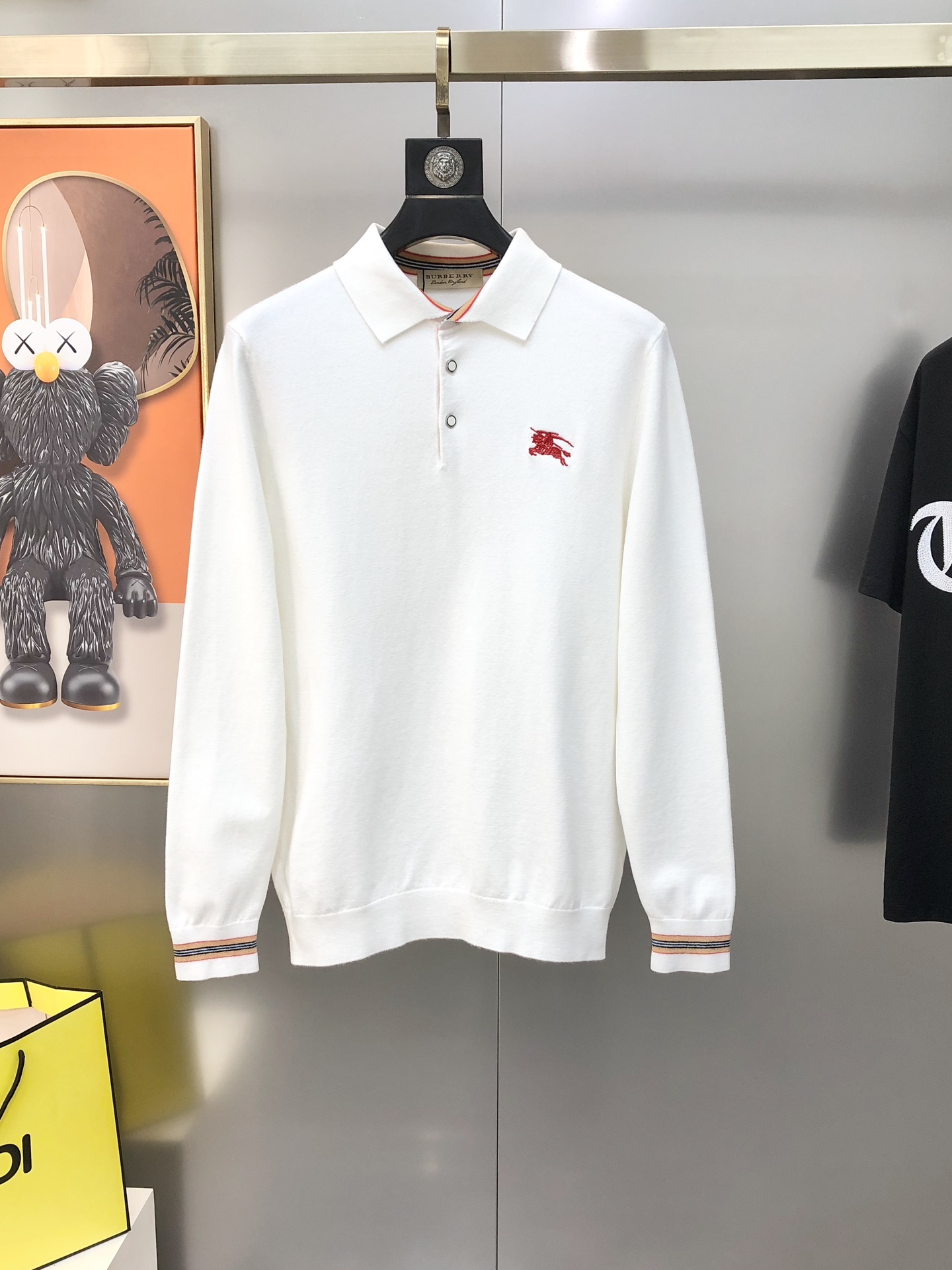 NO:595601,BURBE** Burberry's new 2025 autumn and winter original men's lapel sweater, high-end customization, fashionable and versatile, war horse logo pattern design embroidered on the chest, custom-made imported merino wool blended fabric, skin-friendly and comfortable to wear, soft and breathable fabric, very delicate to the touch. Single-needle hemming technology is used throughout the interior!  It can ensure that it will not deform when worn!  The tailoring is decent, without any sense of restraint, and the workmanship of the factory is fine. It shows temperament and class. The upper body is very handsome. Sizes M-3XL (the largest size can wear about 185 pounds. Please indicate your height and weight when placing an order). Ships next day. Navy blue gray white, burberry, burberry, sweaters, alexander wang19860909BURBE** 巴宝莉2025秋冬新款原单男士翻领毛衣羊毛衫 高端定制 时尚百搭 胸前刺绣战马logo图案设计 客供定制进口美丽奴羊毛混纺面料,穿着亲肤舒适 面料柔软透气 摸上去非常细腻的感觉.内里全部采用单针锁边工艺！能够确保穿着不变形！裁剪得体,没有任何束缚感,代工厂做工精细 显气质 显档次 上身非常帅气 尺码M-3XL（最大码可穿185斤左右 下单请报身高体重) 隔天出货 藏青色 灰色 白色,,burberry,burberry,sweaters,alexander wang,Men's clothing