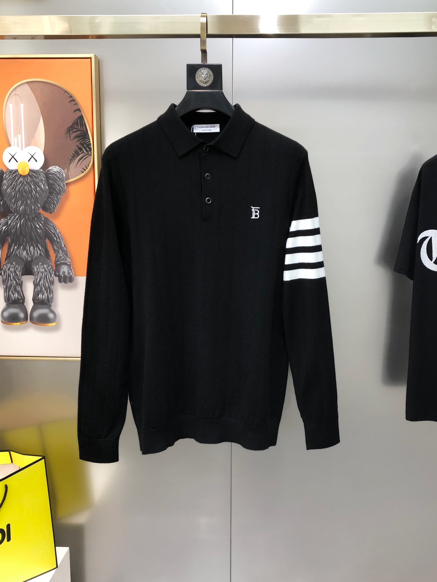 NO:595603,TB Tom Brown 2025 autumn and winter new original men's lapel sweater, high-end customization, fashionable and versatile, embroidered logo pattern design on the chest, custom-made imported merino wool blended fabric, skin-friendly and comfortable to wear, soft and breathable fabric, very delicate to the touch. All interiors are made of single-needle hemming technology!  It can ensure that it will not deform when worn!  The tailoring is decent, without any sense of restraint, and the workmanship of the factory is fine. It shows temperament and class. The upper body is very handsome. Sizes M-3XL (the largest size can wear about 185 pounds. Please indicate your height and weight when placing an order). Ships next day. Black, gray,,thom browne,sweaters,alexander wang19860909TB 汤姆布朗2025秋冬新款原单男士翻领毛衣羊毛衫 高端定制 时尚百搭 胸前刺绣logo图案设计 客供定制进口美丽奴羊毛混纺面料,穿着亲肤舒适 面料柔软透气 摸上去非常细腻的感觉.内里全部采用单针锁边工艺！能够确保穿着不变形！裁剪得体,没有任何束缚感,代工厂做工精细 显气质 显档次 上身非常帅气 尺码M-3XL（最大码可穿185斤左右 下单请报身高体重) 隔天出货 黑色 灰色,,thom browne,sweaters,alexander wang,Men's clothing