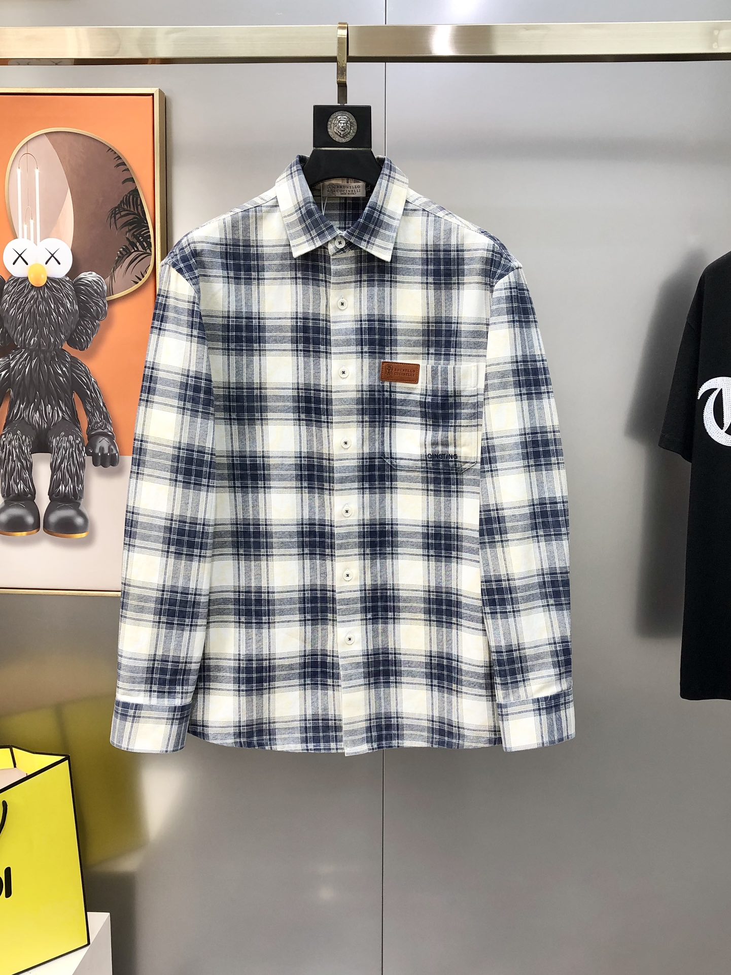 NO:595580,BC2025 new early autumn men's original business casual long-sleeved shirts are on sale simultaneously on the official website. Simple, fashionable and versatile, high-end quality contrasting plaid pattern, embroidered leather logo design on the chest, custom imported pure cotton fabric, no wrinkles, custom original lettering button accessories, comfortable to wear, breathable, high-grade and textured, simple and decent, fashionable without losing personality, handsome and stylish, showing big-name temperament. Size M-4XL (maximum wear is about 195 catties)  Please state your height and weight when placing an order) Next day shipping, shirts, alexander wang19860909BC2025早秋新款男士原单商务休闲长袖衬衫 官网同步发售 简洁时尚百搭 高端品质撞色格子纹 胸前绣皮革logo标设计 定制进口纯棉面料 不起皱 定制原版刻字纽扣辅料 穿着舒适 透气 档次高很有质感 简单大方得体 时尚不失个性 帅气有型 彰显大牌气质.尺码M-4XL（最大可穿195斤左右 下单请报身高体重) 隔天出货,,shirts,alexander wang,Men's clothing