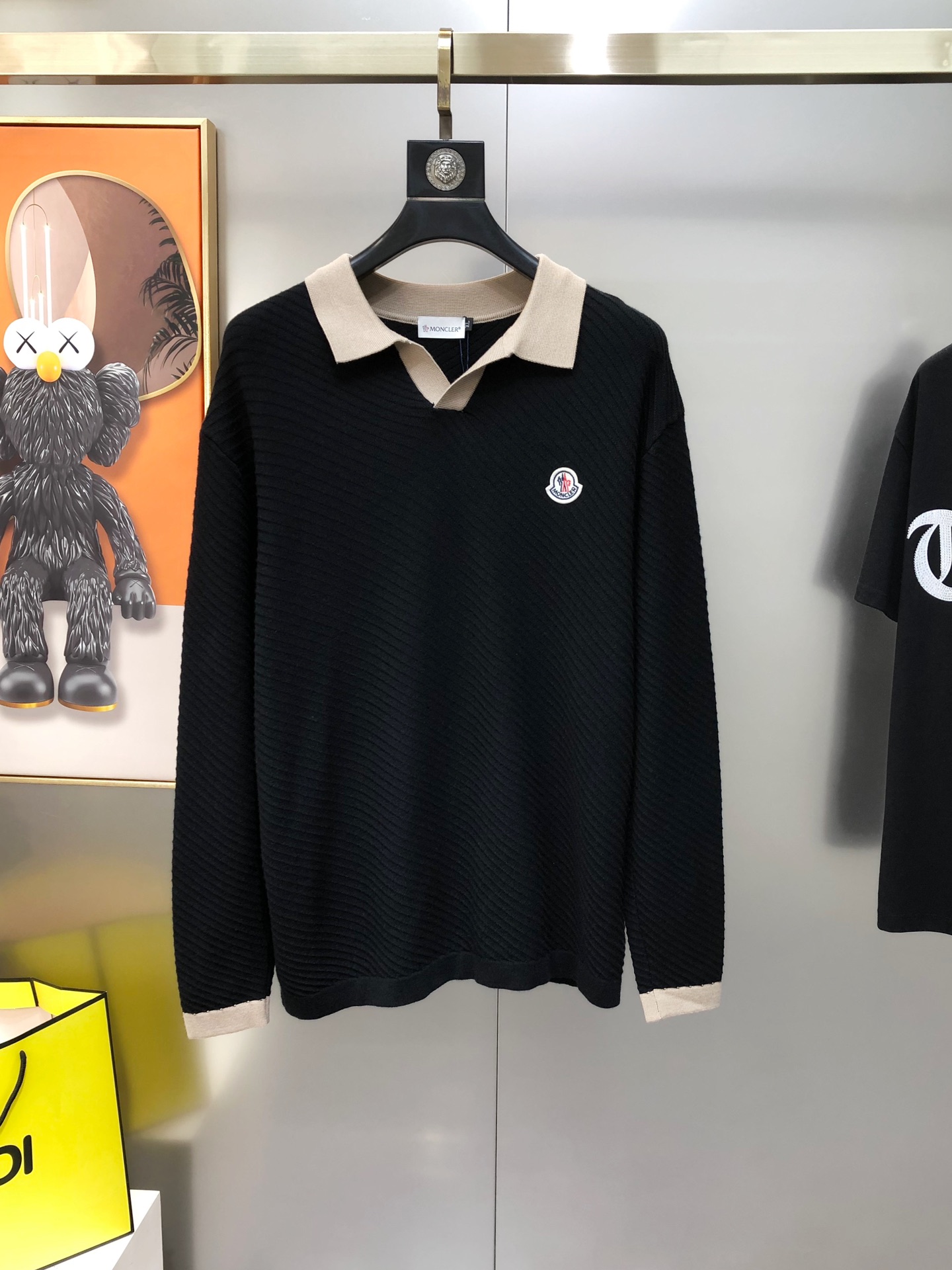 NO:595595,M*ncler 2025 autumn and winter new original men's long-sleeved lapel Polo T-shirt, high-end customization, fashionable and versatile, sold at the same time at the counter, chest logo design, custom imported Tencel merino wool blended fabric, the fabric is soft, skin-friendly and comfortable to wear, and feels very delicate. The inside is all made of single-needle hemming technology!  It can ensure that it will not deform when worn!  The tailoring is decent, without any sense of restraint, and the workmanship of the factory is fine. It shows temperament and class. The upper body is handsome without wearing it. The size is M-4XL (the largest size can wear about 195 pounds. Please state your height and weight when placing an order). Next day shipment black, green, white, Moncler, tees, t-shirt, alexander wang19860909M*ncler 蒙口2025秋冬新款原单男士长袖翻领PoloT恤 高端定制 时尚百搭 柜台同步售卖 胸前logo标设计 定制进口天丝美丽奴羊毛混纺面料,面料柔软穿着亲肤舒适 摸上去非常细腻的感觉.内里全部采用单针锁边工艺！能够确保穿着不变形！裁剪得体,没有任何束缚感,代工厂做工精细 显气质 显档次 上身非穿帅气 有型 码数M-4XL（最大码可穿195斤左右 下单请报身高体重) 隔天出货黑色 绿色 白色,,Moncler,tees，t-shirt,alexander wang,Men's clothing