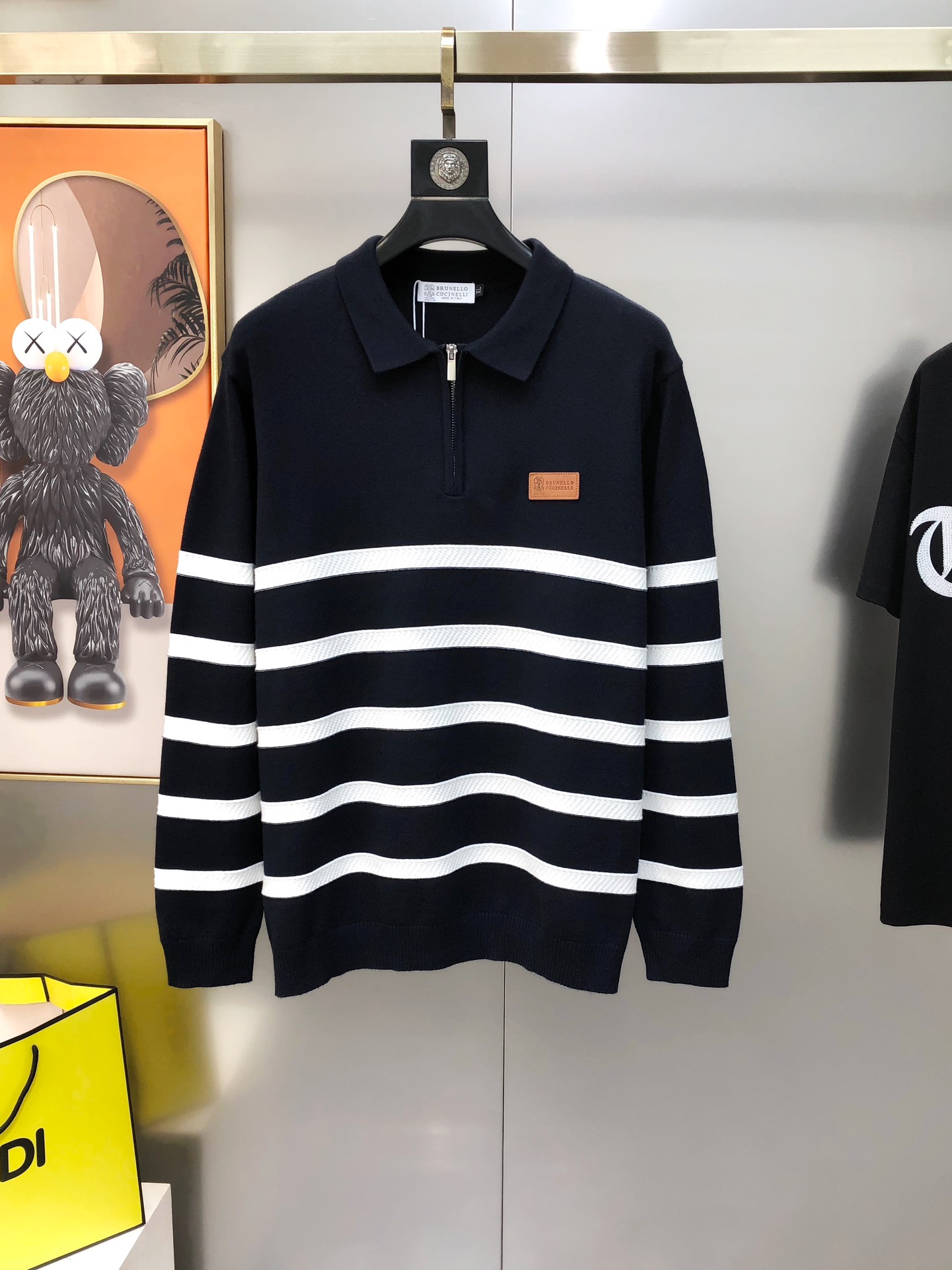 NO:595599,BC2025 new autumn and winter original men's long-sleeved lapel Polo T-shirt, high-end customization, fashionable and versatile, sold simultaneously at the counter, logo leather label design on the chest, custom-imported Tencel Merino wool blended fabric, the fabric is soft and skin-friendly and comfortable to wear. It feels very delicate. The inside is all made of single-needle hemming technology!  It can ensure that it will not deform when worn!  The tailoring is decent, without any sense of restraint, and the workmanship of the factory is fine. It shows temperament and class. The upper body is handsome without wearing it. The size is M-4XL (the largest size can wear about 195 pounds. Please state your height and weight when placing an order). Navy blue, white, tees, t-shirt, alexander wang.19860909BC2025秋冬新款原单男士长袖翻领PoloT恤 高端定制 时尚百搭 柜台同步售卖 胸前logo皮革标设计 定制进口天丝美丽奴羊毛混纺面料,面料柔软穿着亲肤舒适 摸上去非常细腻的感觉.内里全部采用单针锁边工艺！能够确保穿着不变形！裁剪得体,没有任何束缚感,代工厂做工精细 显气质 显档次 上身非穿帅气 有型 码数M-4XL（最大码可穿195斤左右 下单请报身高体重) 隔天出货藏青色 白色,,tees，t-shirt,alexander wang,Men's clothing