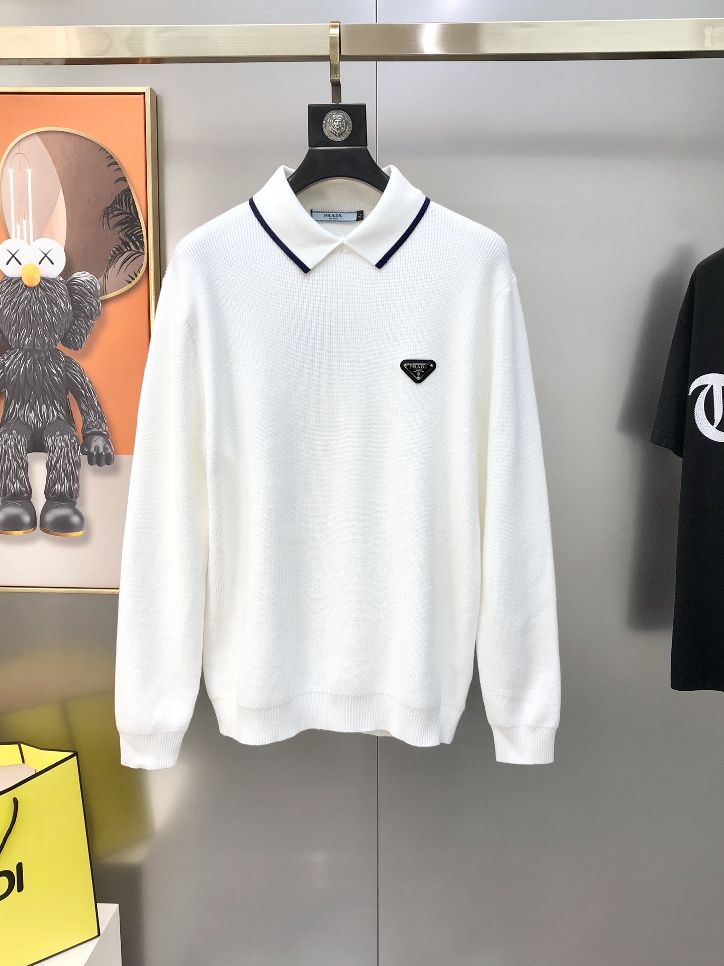 NO:595597,P*ADA 2025 autumn and winter new original men's long-sleeved lapel Polo T-shirt, high-end customization, fashionable and versatile, sold simultaneously at the counter, classic triangle logo design on the chest, custom imported Tencel merino wool blended fabric, the fabric is soft, skin-friendly and comfortable to wear, and feels very delicate. The inside is all made of single-needle locking technology!  It can ensure that it will not deform when worn!  The tailoring is decent, without any sense of restraint, and the workmanship of the factory is fine. It shows temperament and class. The upper body is handsome without wearing it. The size is M-4XL (the largest size can wear about 195 pounds. Please state your height and weight when placing an order). Next day shipment. Black, white, prada, tees, t-shirt, alexander wang19860909P*ADA 普拉哒2025秋冬新款原单男士长袖翻领PoloT恤 高端定制 时尚百搭 柜台同步售卖 胸前经典三角logo标设计 定制进口天丝美丽奴羊毛混纺面料,面料柔软穿着亲肤舒适 摸上去非常细腻的感觉.内里全部采用单针锁边工艺！能够确保穿着不变形！裁剪得体,没有任何束缚感,代工厂做工精细 显气质 显档次 上身非穿帅气 有型 码数M-4XL（最大码可穿195斤左右 下单请报身高体重) 隔天出货黑色 白色,,prada,tees，t-shirt,alexander wang,Men's clothing