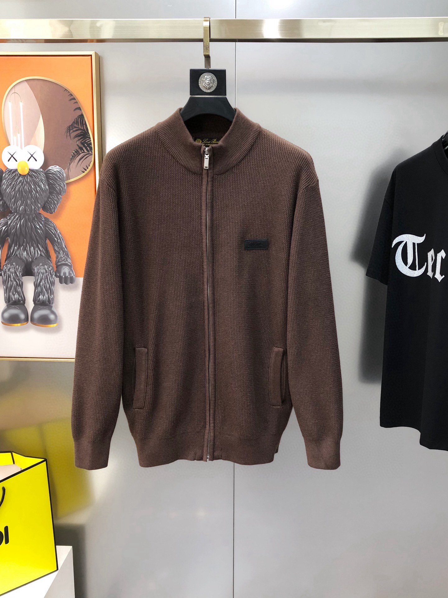 NO:595583,LP Nuoyoupanya new autumn and winter original single men's zipper cardigan knitted sweater, high-end customization, fashionable and versatile, embroidered logo design on the chest, custom-made imported merino wool blended fabric, skin-friendly and comfortable to wear, the fabric is soft and breathable, and feels very delicate to the touch. The inside is all made of single-needle hemming technology!  It can ensure that it will not deform when worn!  The tailoring is decent, without any sense of restraint, and the workmanship of the factory is fine. It shows temperament and class. The upper body is very handsome. Sizes M-4XL (the largest size can wear about 195 pounds. Please indicate your height and weight when placing an order). Ships next day. 3 colors available, loro piana, sweaters, alexander wang19860909LP 诺悠翩雅秋冬新款原单男士拉链开衫针织毛衣羊毛衫 高端定制 时尚百搭 胸前绣logo标设计 客供定制进口美丽奴羊毛混纺面料,穿着亲肤舒适 面料柔软透气 摸上去非常细腻的感觉.内里全部采用单针锁边工艺！能够确保穿着不变形！裁剪得体,没有任何束缚感,代工厂做工精细 显气质 显档次 上身非常帅气 尺码M-4XL（最大码可穿195斤左右 下单请报身高体重) 隔天出货 3色可选,,loro piana,sweaters,alexander wang,Men's clothing