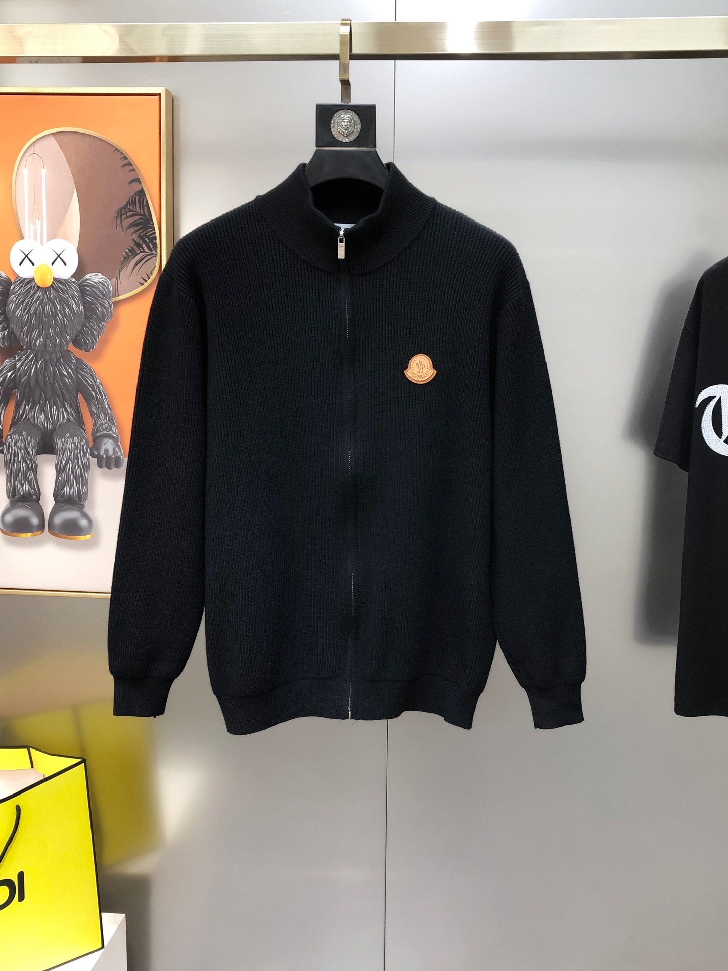 NO:595586,M*ncler 2025 autumn and winter new original men's cardigan knitted sweater jacket, high-end customization, fashionable and versatile, sold simultaneously at the counter, embroidered logo design on the chest, custom imported Tencel merino wool blended fabric, the fabric is soft, skin-friendly and comfortable to wear, and feels very delicate. The inside is all made of single-needle hemming technology!  It can ensure that it will not deform when worn!  The tailoring is decent, without any sense of restraint, and the workmanship of the factory is fine. It shows temperament and class. The upper body is handsome without wearing it. The size is M-4XL (the maximum size can wear about 195 pounds. Please indicate your height and weight when placing an order). Next day shipment black, gray, Moncler, jackets & coats, sweaters, alexander wang19860909M*ncler 蒙口2025秋冬新款原单男士开衫针织毛衣外套 高端定制 时尚百搭 柜台同步售卖 胸前绣logo标设计 定制进口天丝美丽奴羊毛混纺面料,面料柔软穿着亲肤舒适 摸上去非常细腻的感觉.内里全部采用单针锁边工艺！能够确保穿着不变形！裁剪得体,没有任何束缚感,代工厂做工精细 显气质 显档次 上身非穿帅气 有型 码数M-4XL（最大码可穿195斤左右 下单请报身高体重) 隔天出货黑色 灰色,,Moncler,jackets & coats,sweaters,alexander wang,Men's clothing