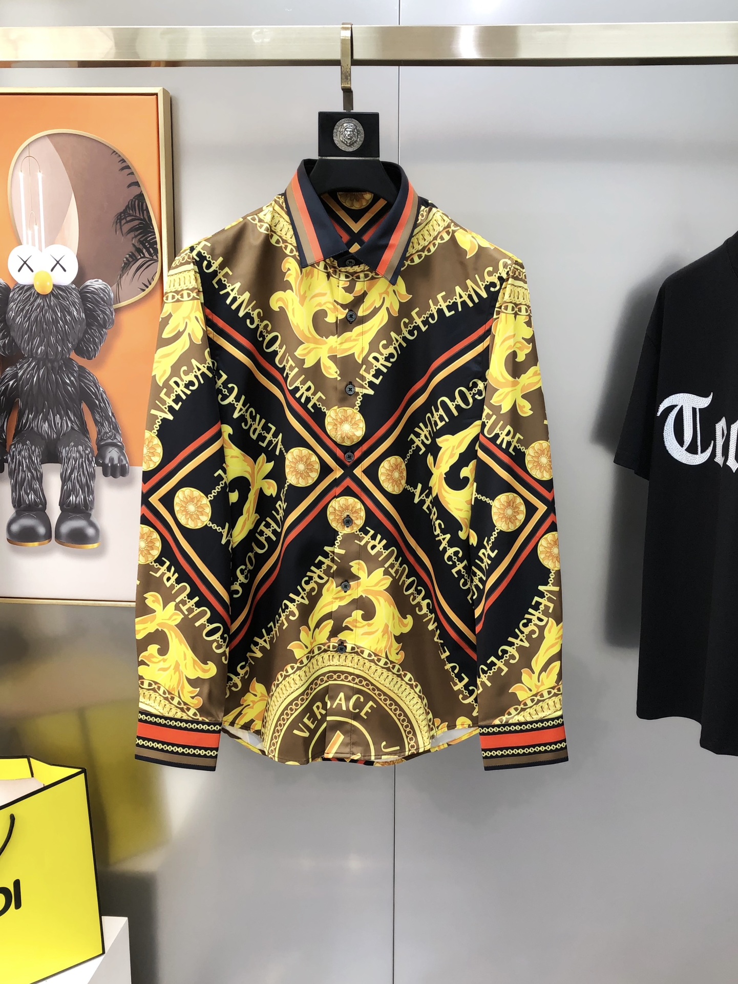 NO:595587,V*rsace Versace's new men's original casual long-sleeved shirt is sold simultaneously on the official website. Fashion trendy style. High version. Hot style. High-definition digital direct printing letter logo design. Original buttons. Customized double-strand 120 count poplin cotton fabric. Soft and delicate feel. Comfortable and breathable. Fabric texture and comfort are at its peak. OEM factory carefully makes versatile casual upper body. A must-have item for men.  Sizes 38-42=S-2XL (please state your height and weight when placing an order) will be shipped the next day, versace, shirts, alexander wang19860909V*rsace 范思哲新款男士原单休闲长袖衬衫 官网同步售卖 时尚潮款 高版本 爆款 高清数码直喷印花字母logo图案设计 原版纽扣 定制双股120支府绸棉面料 手感柔软细腻 穿着亲肤舒适透气 面料质感与舒适度达到登峰造极 代工厂精细做百搭休闲 上身非常赞 男士必备单品 尺码38-42=S-2XL（下单请报身高体重）隔天出货,,versace,shirts,alexander wang,Men's clothing