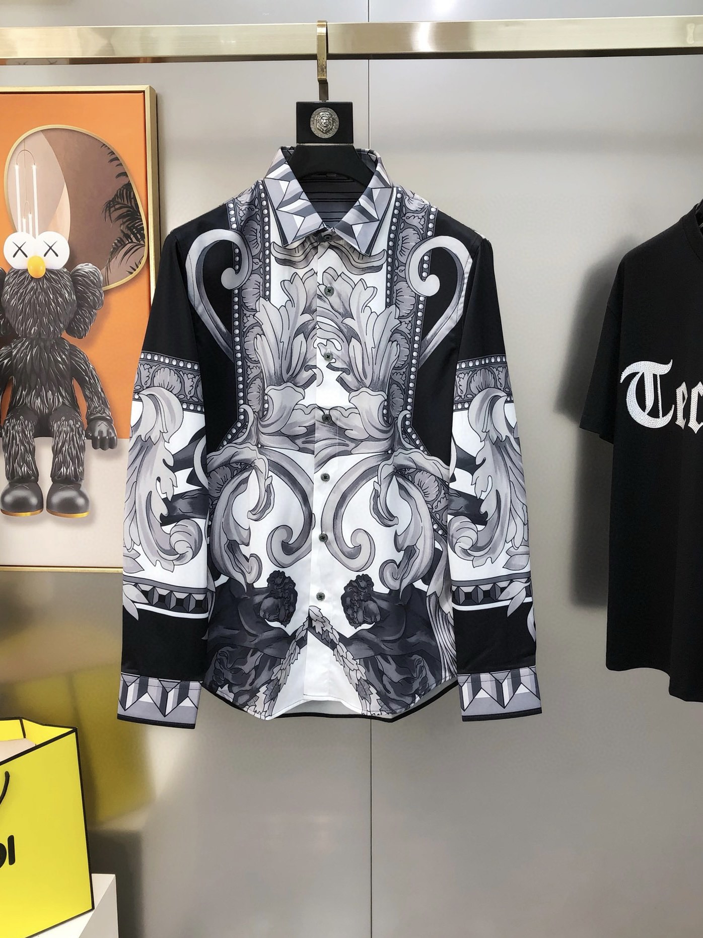 NO:595591,V*rsace Versace 2025 new men's original casual long-sleeved shirts are sold simultaneously on the official website. Fashion trendy models. High version. Popular models. High-definition digital direct printing letter logo design. Original buttons. Customized double-ply 120 count poplin cotton fabric. Soft and delicate feel. Comfortable and breathable. Fabric texture and comfort are at their peak. The OEM factory carefully makes versatile casual upper body. It is a must-have item for men.  Sizes 38-42=S-2XL (please state your height and weight when placing an order) will be shipped the next day, versace, shirts, alexander wang19860909V*rsace 范思哲2025新款男士原单休闲长袖衬衫 官网同步售卖 时尚潮款 高版本 爆款 高清数码直喷印花字母logo图案设计 原版纽扣 定制双股120支府绸棉面料 手感柔软细腻 穿着亲肤舒适透气 面料质感与舒适度达到登峰造极 代工厂精细做百搭休闲 上身非常赞 男士必备单品 尺码38-42=S-2XL（下单请报身高体重）隔天出货,,versace,shirts,alexander wang,Men's clothing