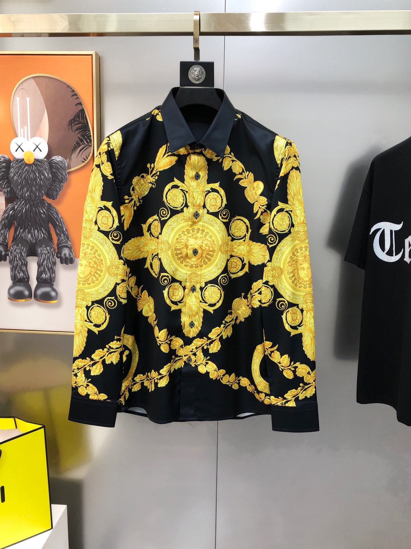 NO:595565,V*rsace Versace 2025 new men's original casual long-sleeved shirts are sold simultaneously on the official website. Fashion trendy style. Slim fit. High version. Popular style. High-definition digital direct printing logo design. Original buttons. Customized double-ply 120 count poplin cotton fabric. Soft and delicate feel. Comfortable and breathable. Fabric texture and comfort are at its peak. The OEM factory carefully makes versatile casual upper body. It is a must-have item for men.  Sizes 38-42=S-2XL (the largest size is about 185 pounds. Please state your height and weight when placing an order). Ships next day, versace, shirts, alexander wang19860909V*rsace 范思哲2025新款男士原单休闲长袖衬衫 官网同步售卖 时尚潮款 修身版型 高版本 爆款 高清数码直喷印花logo图案设计 原版纽扣 定制双股120支府绸棉面料 手感柔软细腻 穿着亲肤舒适透气 面料质感与舒适度达到登峰造极 代工厂精细做百搭休闲 上身非常赞 男士必备单品 尺码38-42=S-2XL（最大码穿185斤左右 下单请报身高体重）隔天出货,,versace,shirts,alexander wang,Men's clothing