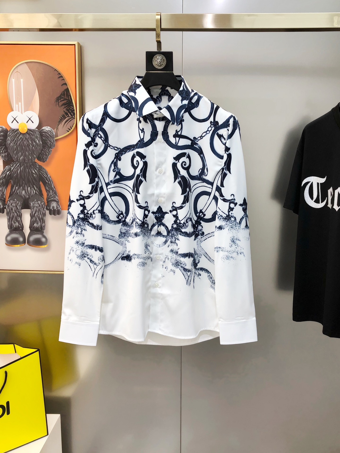 NO:595568,H*rmes new men's original casual long-sleeved shirts from Hermès are sold simultaneously on the official website. Fashionable and trendy models. High version. Popular models. High-definition digital direct printing logo design. Original buttons. Customized double-strand 120 count poplin cotton fabric. Soft and delicate feel. Comfortable and breathable. Fabric texture and comfort are at its peak. The OEM factory carefully makes versatile casual upper body. It is a must-have item for men.  Size 38-42=S-2XL (please state your height and weight when placing an order) next day shipping white royal blue, hermes, shirts, alexander wang19860909H*rmes 爱马仕新款男士原单休闲长袖衬衫 官网同步售卖 时尚潮款 高版本 爆款 高清数码直喷印花logo图案设计 原版纽扣 定制双股120支府绸棉面料 手感柔软细腻 穿着亲肤舒适透气 面料质感与舒适度达到登峰造极 代工厂精细做百搭休闲 上身非常赞 男士必备单品 尺码38-42=S-2XL（下单请报身高体重）隔天出货 白色 宝蓝色,,hermes,shirts,alexander wang,Men's clothing