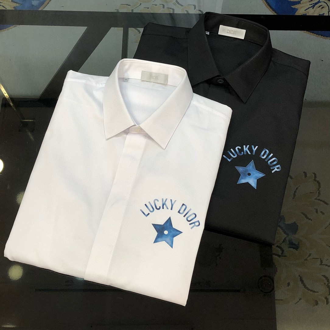 NO:595585,D*or Dior's new original men's business casual long-sleeved shirt is sold simultaneously on the official website. Slim fit, simple and versatile, high-end quality and high-end version with rubberized letter logo design on the chest, front and back. Customized double-strand 120-count poplin cotton fabric. Soft and delicate feel. Comfortable and breathable. Fabric texture and comfort are at their peak. A must-have for overweight high-end elite businessmen. The OEM factory carefully makes simple, fashionable and versatile casual upper body. A must-have item for men.  Size 38-43＝S-3XL (please state your height and weight when placing an order) black white next day shipping, dior, shirts, alexander wang19860909D*or 迪奥新款原单男士商务休闲长袖衬衫 官网同步售卖 修身版型 简约百搭 高端品质高版本胸前后背印胶字母logo设计 定制双股120支府绸棉面料 手感柔软细腻 穿着亲肤舒适透气 面料质感与舒适度达到登峰造极 超重高端精英商务必入 代工厂精细做简约时尚百搭休闲 上身非常赞 男士必备单品 尺码38-43＝S-3XL（下单请报身高体重）黑色 白色 隔天出货,,dior,shirts,alexander wang,Men's clothing