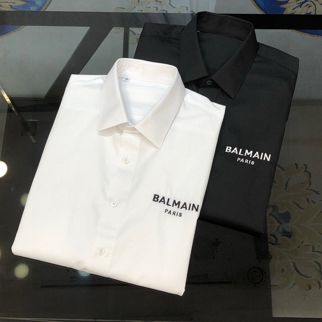 NO:595579,B*LMAIN Balmain's new original men's business casual long-sleeved shirt is sold simultaneously on the official website. Slim-fitting version. Classic hot style, simple and versatile. High-end high-quality version with three-dimensional embroidered letter logo design on the chest. Customized double-ply 120-count poplin cotton fabric. Soft and delicate feel. Comfortable and breathable. Fabric texture and comfort reach the peak. A must-have for overweight high-end elite business. The OEM factory carefully makes simple, fashionable and versatile casual upper body. A must-have item for men.  Size 38-43＝S-3XL (please state your height and weight when placing an order) black white next day shipping, balmain, shirts, alexander wang19860909B*LMAIN 巴尔曼新款原单男士商务休闲长袖衬衫 官网同步售卖 修身版型 经典爆款简约百搭 高端品质高版本胸前立体刺绣字母logo设计 定制双股120支府绸棉面料 手感柔软细腻 穿着亲肤舒适透气 面料质感与舒适度达到登峰造极 超重高端精英商务必入 代工厂精细做简约时尚百搭休闲 上身非常赞 男士必备单品 尺码38-43＝S-3XL（下单请报身高体重）黑色 白色 隔天出货,,balmain,shirts,alexander wang,Men's clothing