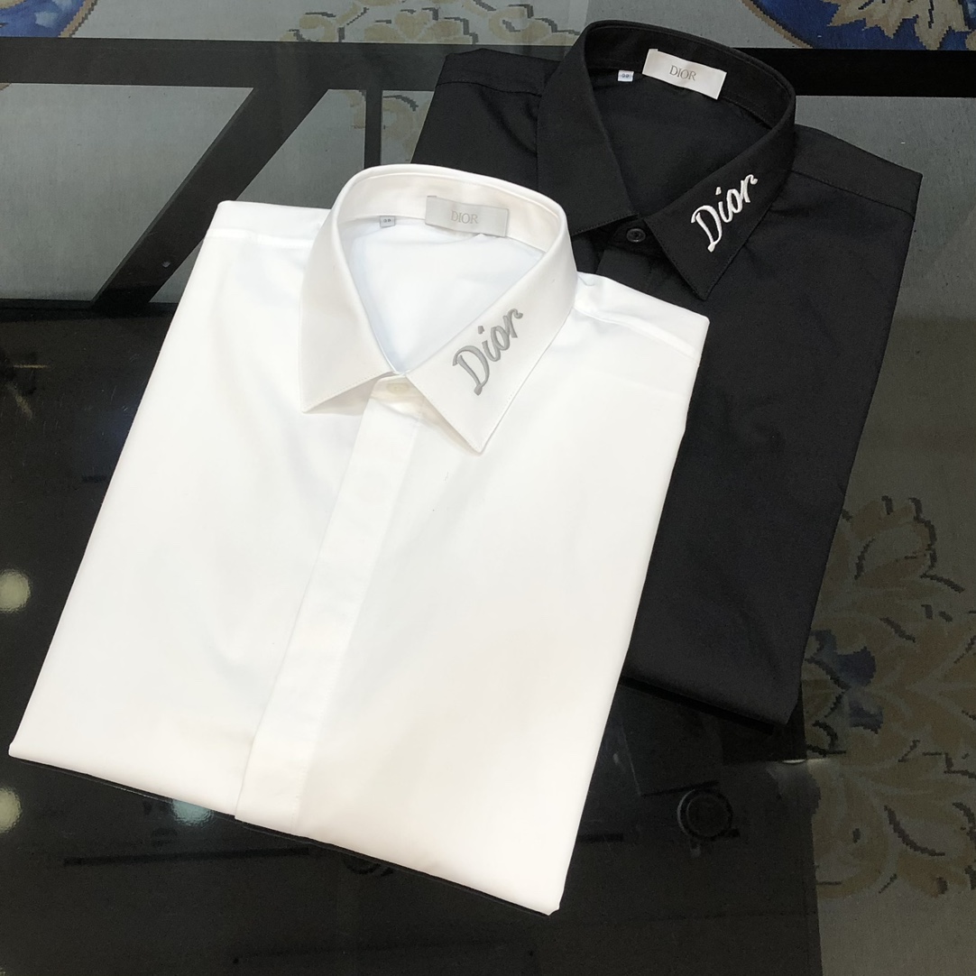 NO:595576,D*or Dior's new original men's business casual long-sleeved shirt is sold simultaneously on the official website. Slim fit, simple and versatile, high-end quality high-version three-dimensional embroidered letter logo design on the collar. Customized double-strand 120-count poplin cotton fabric. Soft and delicate feel. Comfortable and breathable. Fabric texture and comfort are at their peak. A must-have for overweight high-end elite businessmen. The OEM factory carefully makes simple, fashionable and versatile casual upper body. A must-have item for men.  Size 38-43＝S-3XL (please state your height and weight when placing an order) black white, dior, shirts, alexander wang19860909D*or 迪奥新款原单男士商务休闲长袖衬衫 官网同步售卖 修身版型 简约百搭 高端品质高版本领上立体刺绣字母logo设计 定制双股120支府绸棉面料 手感柔软细腻 穿着亲肤舒适透气 面料质感与舒适度达到登峰造极 超重高端精英商务必入 代工厂精细做简约时尚百搭休闲 上身非常赞 男士必备单品 尺码38-43＝S-3XL（下单请报身高体重）黑色 白色,,dior,shirts,alexander wang,Men's clothing