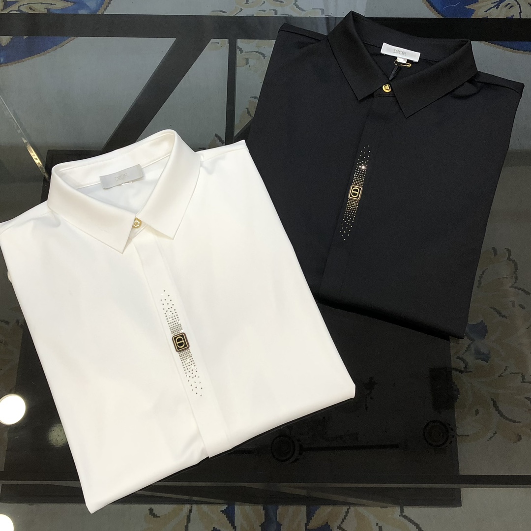 NO:595567,D*or Dior's new men's original casual long-sleeved shirt is on sale simultaneously on the official website. Simple, fashionable and versatile, high-quality seamless cutting edge, custom imported nylon tencel cotton fabric, high elasticity, no wrinkles, custom hardware accessories, rhinestone-printed rubber logo pattern design, comfortable to wear, breathable, high-grade and textured, simple and decent, fashionable without losing personality, casual and casual upper body, handsome and stylish  Shows the temperament of a big brand. Sizes M-4XL (the maximum wear is about 195 pounds. Please state your height and weight when placing an order). Black, white, next day shipping, dior, shirts, alexander wang19860909D*or 迪奥新款男士原单休闲长袖衬衫 官网同步发售 简洁时尚百搭 高端品质无缝切割包边 定制进口锦氨天丝棉面料 弹力大 不起皱 定制五金辅料 烫钻印胶logo图案设计 穿着舒适 透气 档次高很有质感 简单大方得体 时尚不失个性 上身休闲随性 帅气有型 彰显大牌气质.尺码M-4XL（最大可穿195斤左右 下单请报身高体重)黑色 白色 隔天出货,,dior,shirts,alexander wang,Men's clothing