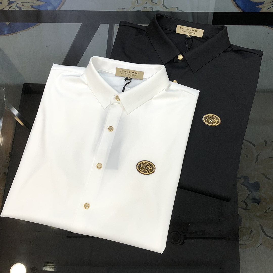 NO:595570,BURBE** Burberry's new men's original casual long-sleeved shirt is on sale simultaneously on the official website. Simple, fashionable and versatile, high-end quality seamless cutting edge, hot-printed war horse logo design on the chest, custom imported nylon tencel cotton fabric, high elasticity, no wrinkles, custom hardware accessories, comfortable to wear, breathable, high grade and texture, simple and decent, fashionable without losing personality, casual and casual upper body, handsome and stylish  Shows the temperament of a big brand. Sizes M-4XL (the maximum wear is about 195 pounds. Please state your height and weight when placing an order) black white, burberry, burberry, shirts, alexander wang19860909BURBE** 巴宝莉新款男士原单休闲长袖衬衫 官网同步发售 简洁时尚百搭 高端品质无缝切割包边 胸前烫印战马logo图案设计 定制进口锦氨天丝棉面料 弹力大 不起皱 定制五金辅料 穿着舒适 透气 档次高很有质感 简单大方得体 时尚不失个性 上身休闲随性 帅气有型 彰显大牌气质.尺码M-4XL（最大可穿195斤左右 下单请报身高体重)黑色 白色,,burberry,burberry,shirts,alexander wang,Men's clothing
