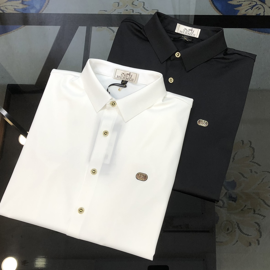 NO:595564,H*rmes Hermès' new men's original casual long-sleeved shirt is on sale simultaneously on the official website. Simple, fashionable and versatile, high-end quality seamless cutting edge, printed logo design on the chest, custom imported nylon tencel cotton fabric, high elasticity, no wrinkles, custom hardware accessories, comfortable to wear, breathable, high grade and texture, simple and decent, fashionable without losing personality, casual and casual upper body, handsome and stylish  Show off the temperament of a big brand. Sizes M-4XL (can wear up to about 195 pounds, please state your height and weight when placing an order) black white, hermes, shirts, alexander wang19860909H*rmes 爱马仕新款男士原单休闲长袖衬衫 官网同步发售 简洁时尚百搭 高端品质无缝切割包边 胸前印胶logo设计 定制进口锦氨天丝棉面料 弹力大 不起皱 定制五金辅料 穿着舒适 透气 档次高很有质感 简单大方得体 时尚不失个性 上身休闲随性 帅气有型 彰显大牌气质.尺码M-4XL（最大可穿195斤左右 下单请报身高体重) 黑色 白色,,hermes,shirts,alexander wang,Men's clothing