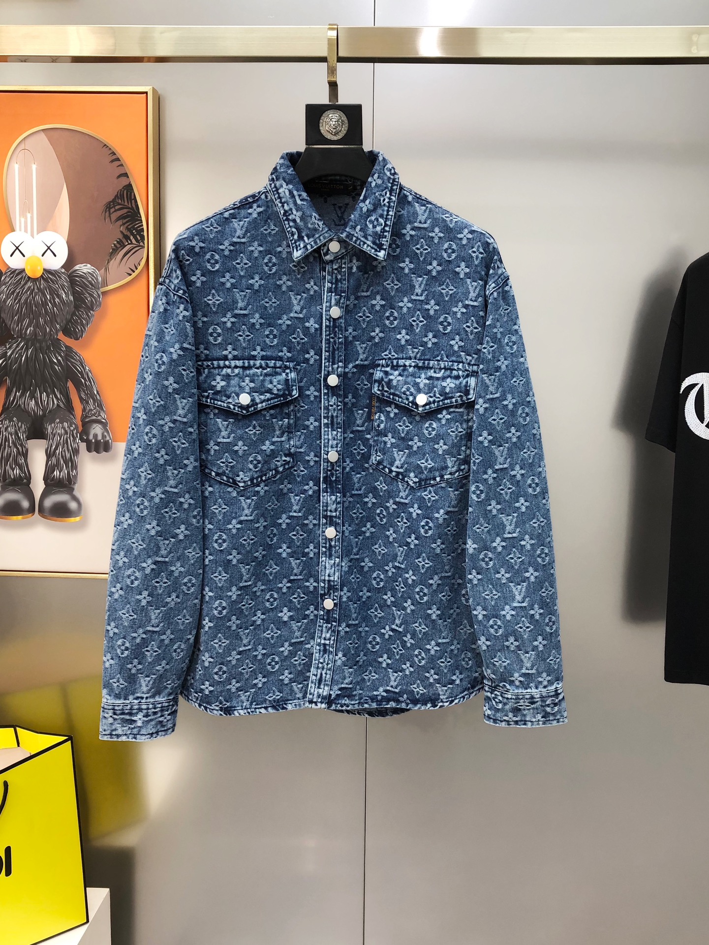 NO:595605,LV Louis Vuitton's 2025 early autumn new original men's long-sleeved denim jacket is sold simultaneously on the official website. Popular style. High-end quality. Fashionable and versatile. Panoramic jacquard letter logo design. Made of imported denim pure cotton fabric. It feels soft and delicate. The upper body is comfortable. Imported accessories are provided by customers. The OEM factory makes fine lines with smooth lines, exquisite craftsmanship and awesome styles. It is very fashionable and handsome with any combination. Highly recommended!  Counter sizes are M-3XL (the largest size can wear about 190 pounds. Please state your height and weight when placing an order). Next day shipment, louis vuitton, louis vuitton, jackets & coats, alexander wang19860909LV 路易威登2025早秋新款原单男士长袖牛仔外套 官网同步售卖 爆款 高端品质 时尚百搭 全景提花字母logo图案设计 采用进口牛仔布纯棉面料 手感柔软细腻 上身舒适 客供进口辅料配件,代工厂精细做线条流畅,工艺精致,版型超赞,随意搭配都非常时尚帅气强烈推荐哦！专柜尺码M-3XL（最大码可穿190斤左右 下单请报身高体重) 隔天出货,,louis vuitton,louis vuitton,jackets & coats,alexander wang,Men's clothing