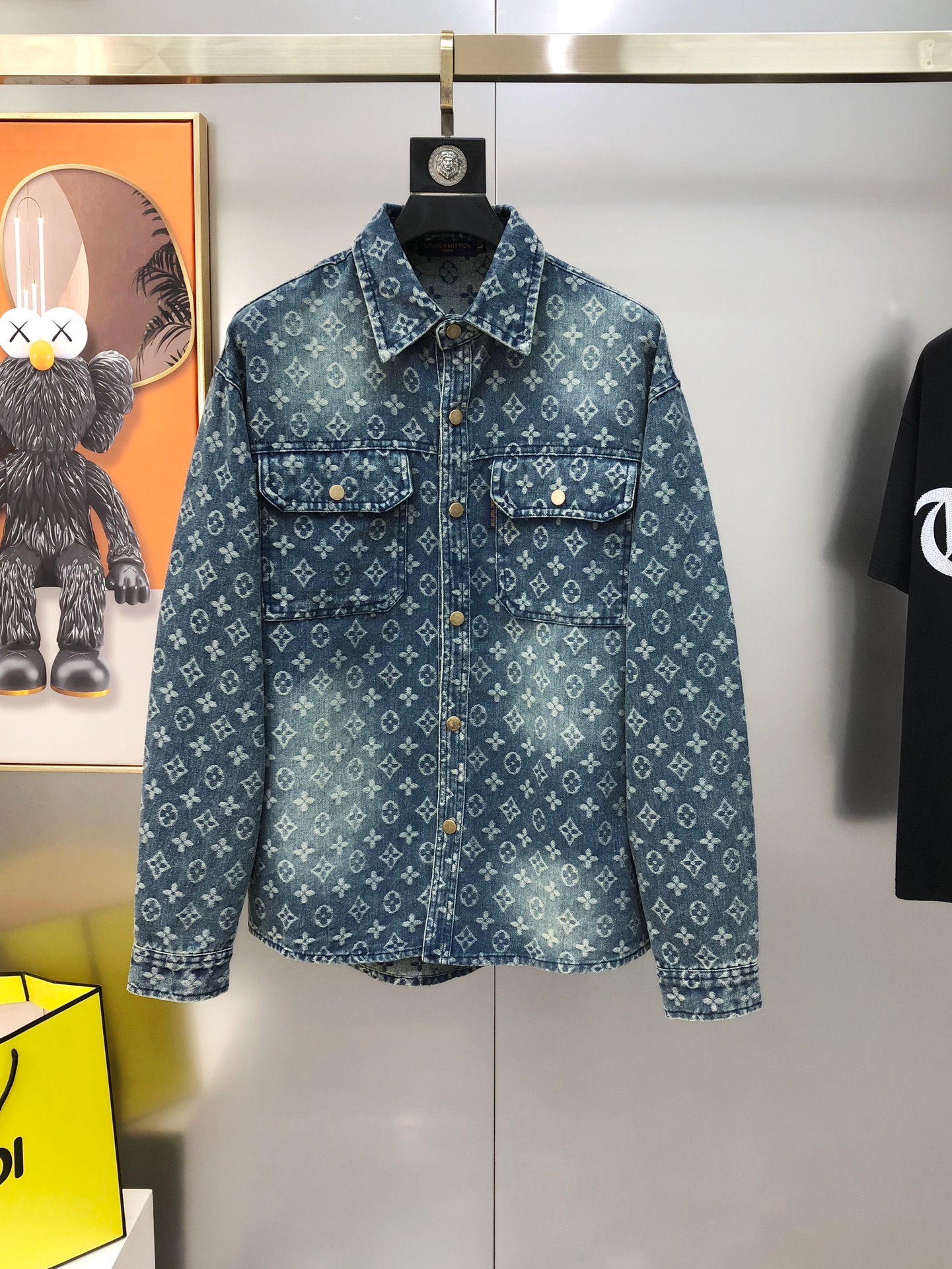 NO:595607,LV Louis Vuitton's 2025 early autumn new original men's long-sleeved denim jacket is sold simultaneously on the official website. Popular style. High-end quality. Fashionable and versatile. Panoramic jacquard logo design. Made of imported denim pure cotton fabric. It feels soft and delicate. The upper body is comfortable. Imported accessories are provided by customers. The OEM factory makes fine lines and smooth lines, exquisite craftsmanship and awesome styles. It is very fashionable and handsome with any combination. Highly recommended!  Counter sizes are M-3XL (the largest size can wear about 190 pounds. Please state your height and weight when placing an order). Next day shipment, louis vuitton, louis vuitton, jackets & coats, alexander wang19860909LV 路易威登2025早秋新款原单男士长袖牛仔外套 官网同步售卖 爆款 高端品质 时尚百搭 全景提花logo图案设计 采用进口牛仔布纯棉面料 手感柔软细腻 上身舒适 客供进口辅料配件,代工厂精细做线条流畅,工艺精致,版型超赞,随意搭配都非常时尚帅气强烈推荐哦！专柜尺码M-3XL（最大码可穿190斤左右 下单请报身高体重) 隔天出货,,louis vuitton,louis vuitton,jackets & coats,alexander wang,Men's clothing