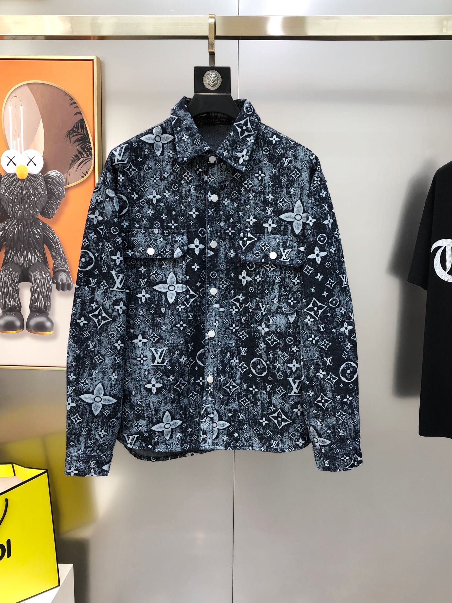 NO:595598,LV Louis Vuitton's 2025 early autumn new original men's long-sleeved denim jacket is sold simultaneously on the official website. Popular style. High-end quality. Fashionable and versatile. Panoramic jacquard letter logo design. Made of imported denim pure cotton fabric. It feels soft and delicate. The upper body is comfortable. Imported accessories are provided by customers. The OEM factory makes fine lines with smooth lines, exquisite craftsmanship and awesome styles. It is very fashionable and handsome with any combination. Highly recommended!  Counter sizes are M-3XL (the largest size can wear about 190 pounds. Please state your height and weight when placing an order). Next day shipment, louis vuitton, louis vuitton, jackets & coats, alexander wang19860909LV 路易威登2025早秋新款原单男士长袖牛仔外套 官网同步售卖 爆款 高端品质 时尚百搭 全景提花字母logo图案设计 采用进口牛仔布纯棉面料 手感柔软细腻 上身舒适 客供进口辅料配件,代工厂精细做线条流畅,工艺精致,版型超赞,随意搭配都非常时尚帅气强烈推荐哦！专柜尺码M-3XL（最大码可穿190斤左右 下单请报身高体重) 隔天出货,,louis vuitton,louis vuitton,jackets & coats,alexander wang,Men's clothing