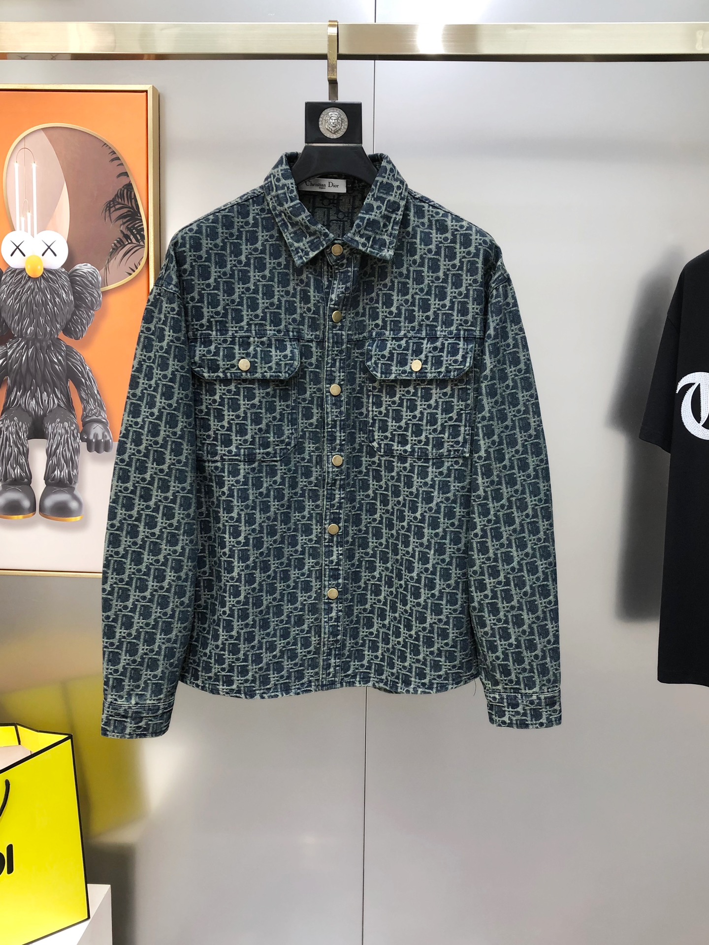 NO:595594,D*or Dior's 2025 early autumn new original men's long-sleeved denim jacket is sold simultaneously on the official website. Popular style. High-end quality. Fashionable and versatile. Panoramic jacquard letter logo design. Made of imported denim pure cotton fabric. It feels soft and delicate and comfortable on the upper body. Imported accessories are provided for customers. The OEM factory makes fine lines with smooth lines, exquisite craftsmanship and awesome styles. It is very fashionable and handsome with any combination. Highly recommended!  Counter sizes M-3XL (the largest size can wear about 190 pounds, please state your height and weight when placing an order) Next day shipping, dior, jackets & coats, alexander wang19860909D*or 迪奥2025早秋新款原单男士长袖牛仔外套 官网同步售卖 爆款 高端品质 时尚百搭 全景提花字母logo图案设计 采用进口牛仔布纯棉面料 手感柔软细腻 上身舒适 客供进口辅料配件,代工厂精细做线条流畅,工艺精致,版型超赞,随意搭配都非常时尚帅气强烈推荐哦！专柜尺码M-3XL（最大码可穿190斤左右 下单请报身高体重) 隔天出货,,dior,jackets & coats,alexander wang,Men's clothing