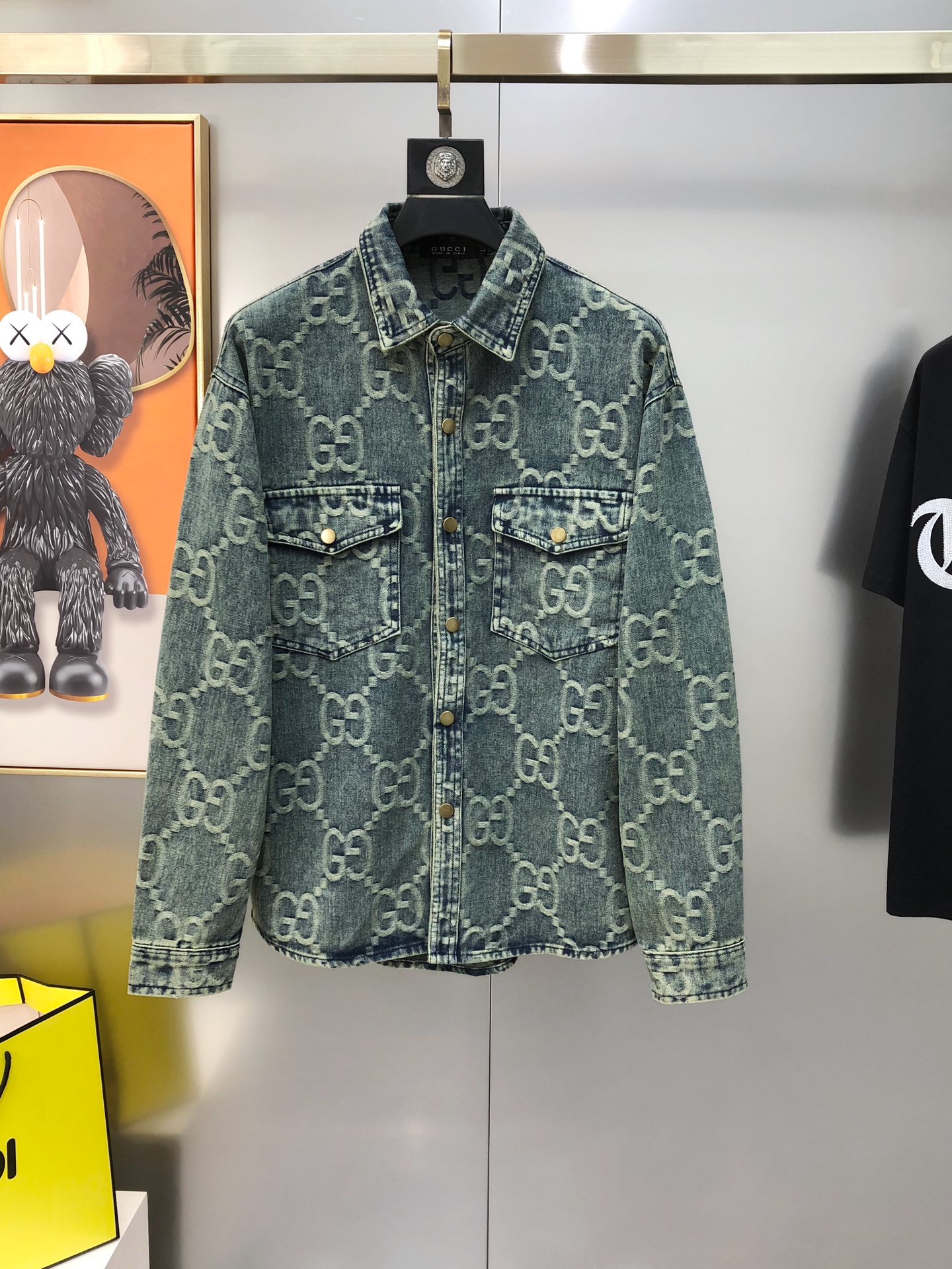 NO:595596,G*cci Gucci 2025 early autumn new original men's long-sleeved denim jacket, sold simultaneously on the official website, popular style, high-end quality, fashionable and versatile, panoramic jacquard logo design, made of imported denim pure cotton fabric, soft and delicate to the touch, comfortable upper body, imported accessories, OEM factory finely made, smooth lines, exquisite craftsmanship, awesome version, casual matching is very fashionable and handsome, highly recommended!  Counter sizes M-3XL (the largest size can wear about 190 pounds. Please state your height and weight when placing an order). Next day shipping, jackets & coats, alexander wang19860909G*cci 古齐2025早秋新款原单男士长袖牛仔外套 官网同步售卖 爆款 高端品质 时尚百搭 全景提花logo图案设计 采用进口牛仔布纯棉面料 手感柔软细腻 上身舒适 客供进口辅料配件,代工厂精细做线条流畅,工艺精致,版型超赞,随意搭配都非常时尚帅气强烈推荐哦！专柜尺码M-3XL（最大码可穿190斤左右 下单请报身高体重) 隔天出货,,jackets & coats,alexander wang,Men's clothing