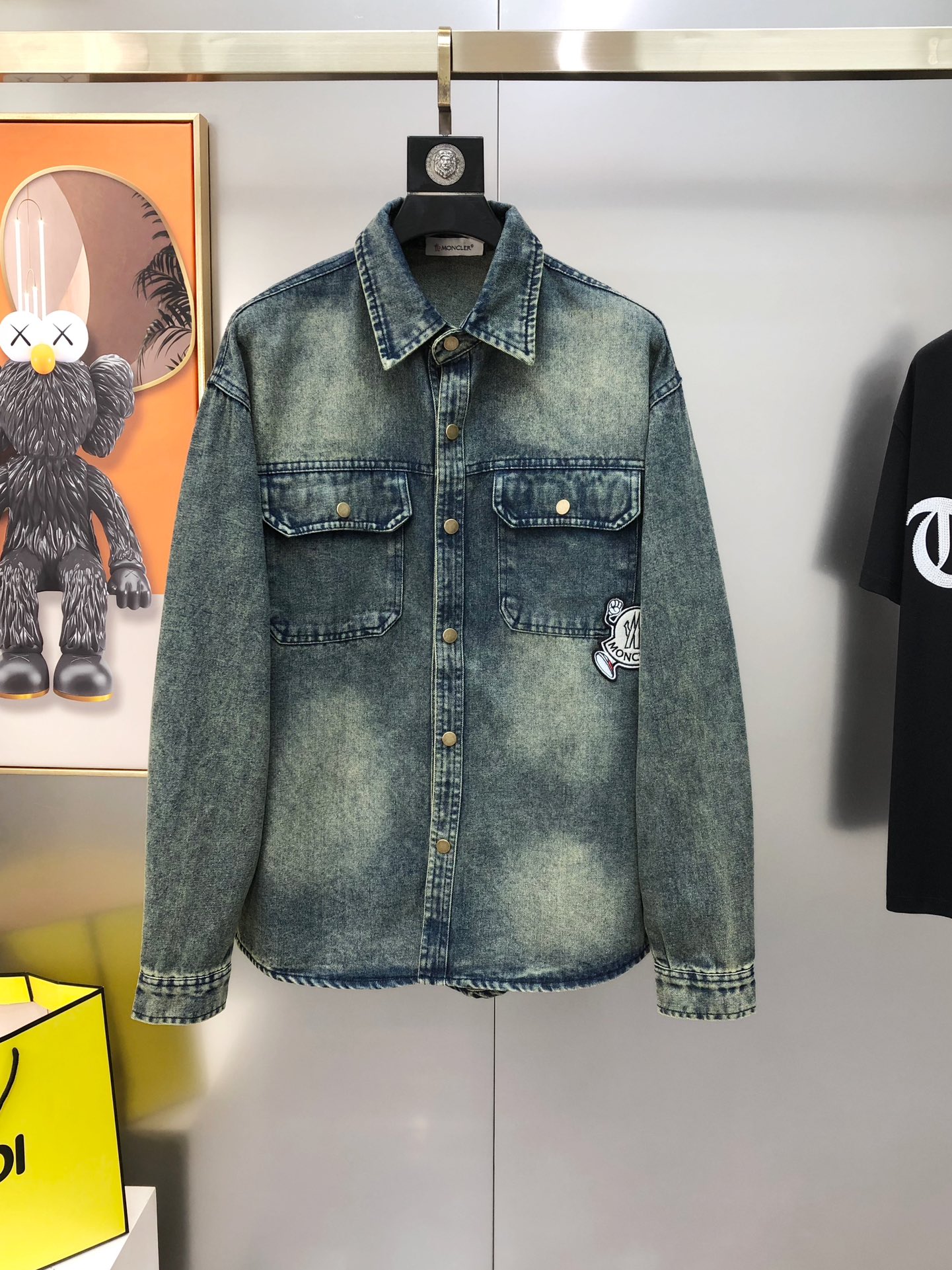 NO:595609,M*ncler 2025 early autumn new original men's long-sleeved denim jacket for men. Popular item. High-end quality. Fashionable and versatile. Patch embroidered logo pattern design. Made of imported denim pure cotton fabric. It feels soft and delicate. The upper body is comfortable. Imported accessories are provided by customers. The OEM factory makes fine lines with smooth lines, exquisite craftsmanship and awesome styles. It is very fashionable and handsome with any combination. Highly recommended!  Counter sizes M-3XL (the largest size can wear about 190 pounds. Please state your height and weight when placing an order). Next day shipping, Moncler, jackets & coats, alexander wang19860909M*ncler 蒙口2025早秋新款原单男士长袖牛仔外套 官网同步售卖 爆款 高端品质 时尚百搭 贴布绣logo图案设计 采用进口牛仔布纯棉面料 手感柔软细腻 上身舒适 客供进口辅料配件,代工厂精细做线条流畅,工艺精致,版型超赞,随意搭配都非常时尚帅气强烈推荐哦！专柜尺码M-3XL（最大码可穿190斤左右 下单请报身高体重) 隔天出货,,Moncler,jackets & coats,alexander wang,Men's clothing