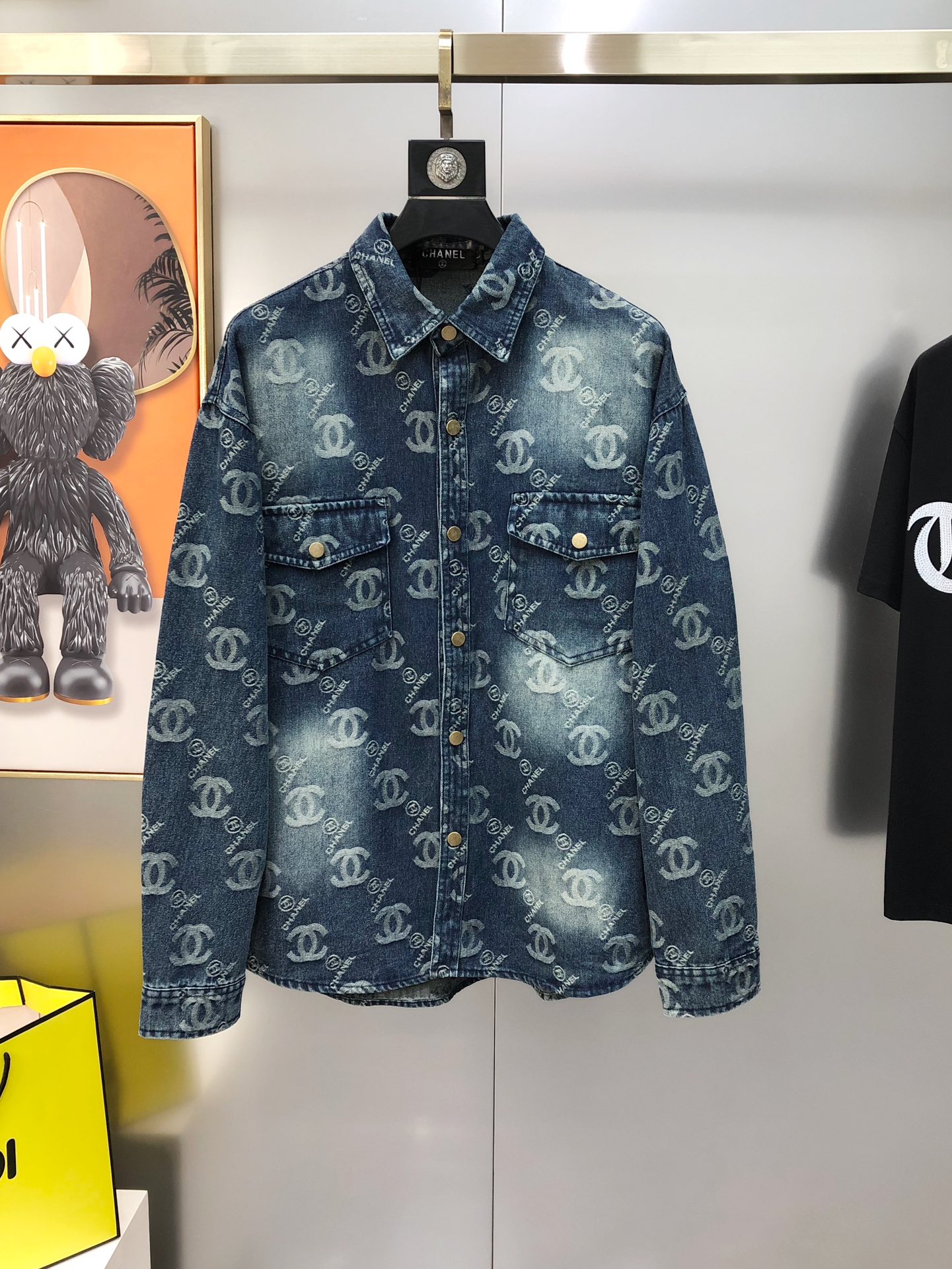 NO:595611,Ch*nel Chanel 2025 early autumn new original men's long-sleeved denim jacket is sold simultaneously on the official website. Popular style. High-end quality. Fashionable and versatile. Panoramic jacquard letter logo design. Made of imported denim pure cotton fabric. It feels soft and delicate and comfortable on the upper body. Imported accessories are supplied to customers. The OEM factory makes fine lines with smooth lines, exquisite craftsmanship and awesome styles. It is very fashionable and handsome with any combination. Highly recommended!  Counter sizes M-3XL (the largest size can wear about 190 pounds. Please state your height and weight when placing an order). Next day shipping, chanel, jackets & coats, alexander wang19860909Ch*nel 香奈尔2025早秋新款原单男士长袖牛仔外套 官网同步售卖 爆款 高端品质 时尚百搭 全景提花字母logo图案设计 采用进口牛仔布纯棉面料 手感柔软细腻 上身舒适 客供进口辅料配件,代工厂精细做线条流畅,工艺精致,版型超赞,随意搭配都非常时尚帅气强烈推荐哦！专柜尺码M-3XL（最大码可穿190斤左右 下单请报身高体重) 隔天出货,,chanel,jackets & coats,alexander wang,Men's clothing