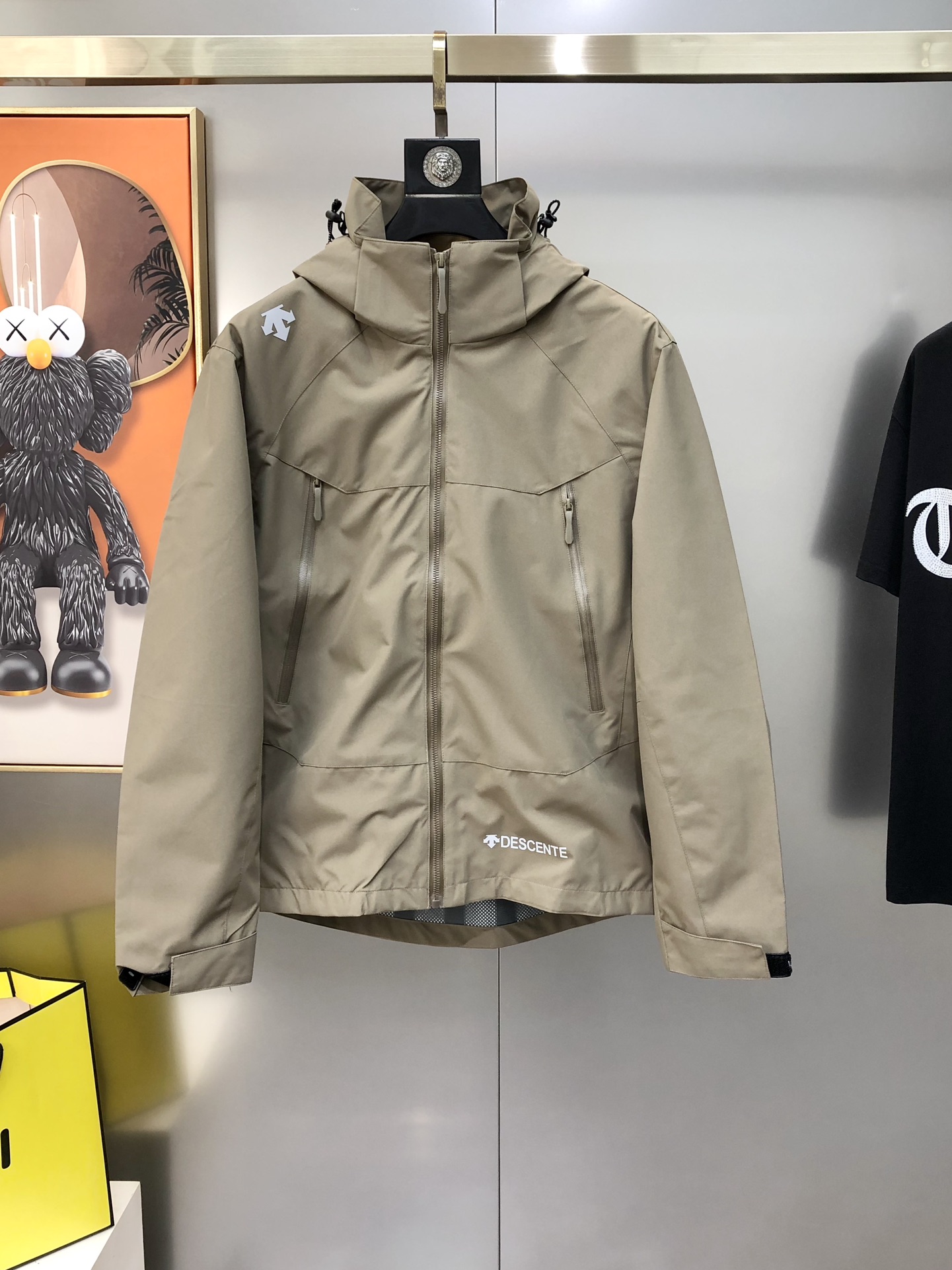 NO:595602,D*SCENTE 2025 Early Autumn New Original Men's Hooded Windbreaker Jacket Jacket Jacket Removable hood Available simultaneously on the official website Popular style High version Simple, fashionable and versatile Printed letter logo pattern design Made of original imported polyester fiber memory fabric Soft and delicate feel The upper body is comfortable Original imported lettering hardware and accessories are provided to customers. The OEM factory makes fine lines and smooth lines, exquisite craftsmanship, and awesome styles. It is very fashionable and handsome for casual matching. Highly recommended!  Counter sizes M-4XL (the largest size can wear about 200 pounds. Please state your height and weight when placing an order). Next day shipping, jackets & coats, jackets & coats, hats, alexander wang19860909D*SCENTE 迪桑特2025早秋新款原单男士连帽风衣夹克外套 冲锋衣 帽子可拆卸 官网同步售卖 爆款 高版本 简洁时尚百搭 印胶字母logo图案设计 采用原版进口聚酯纤维记忆面料 手感柔软细腻 上身舒适 客供原版进口刻字五金辅料配件,代工厂精细做线条流畅,工艺精致,版型超赞,随意搭配都非常时尚帅气强烈推荐哦！专柜尺码M-4XL（最大码可穿200斤左右 下单请报身高体重) 隔天出货,,jackets & coats,jackets & coats,hats,alexander wang,Men's clothing