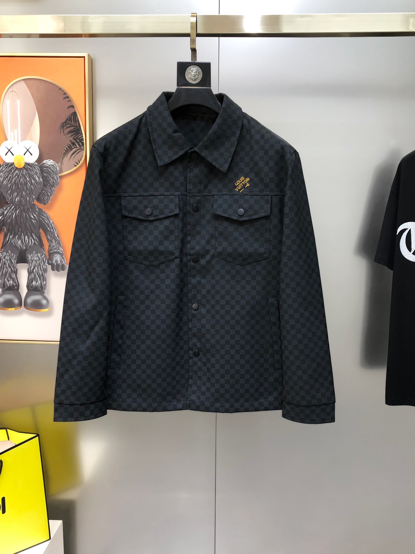 NO:595606,LV Louis Vuitton's 2025 early autumn new original men's lapel jacket is sold simultaneously on the official website. Popular model. High version. Fashionable and versatile. Direct-printed checkerboard. Embroidered letter logo design on the chest. Made of original imported polyester fiber memory fabric, which feels soft and delicate. The upper body is comfortable. Imported hardware accessories are provided by customers. The OEM factory makes fine lines and smooth lines, exquisite craftsmanship, and awesome styles. It is very fashionable and handsome with any combination. Highly recommended!  Counter sizes M-4XL (the largest size can wear about 195 pounds. Please state your height and weight when placing an order). Next day shipping. Black,,louis vuitton,louis vuitton,jackets & coats,jackets & coats,alexander wang19860909LV 路易威登2025早秋新款原单男士翻领夹克外套 官网同步售卖 爆款 高版本 时尚百搭 直喷印花棋格 胸前刺绣字母logo设计 采用原版进口聚酯纤维记忆面料手感柔软细腻 上身舒适 客供进口五金辅料配件,代工厂精细做线条流畅,工艺精致,版型超赞,随意搭配都非常时尚帅气强烈推荐哦！专柜尺码M-4XL（最大码可穿195斤左右 下单请报身高体重) 隔天出货 黑色,,louis vuitton,louis vuitton,jackets & coats,jackets & coats,alexander wang,Men's clothing