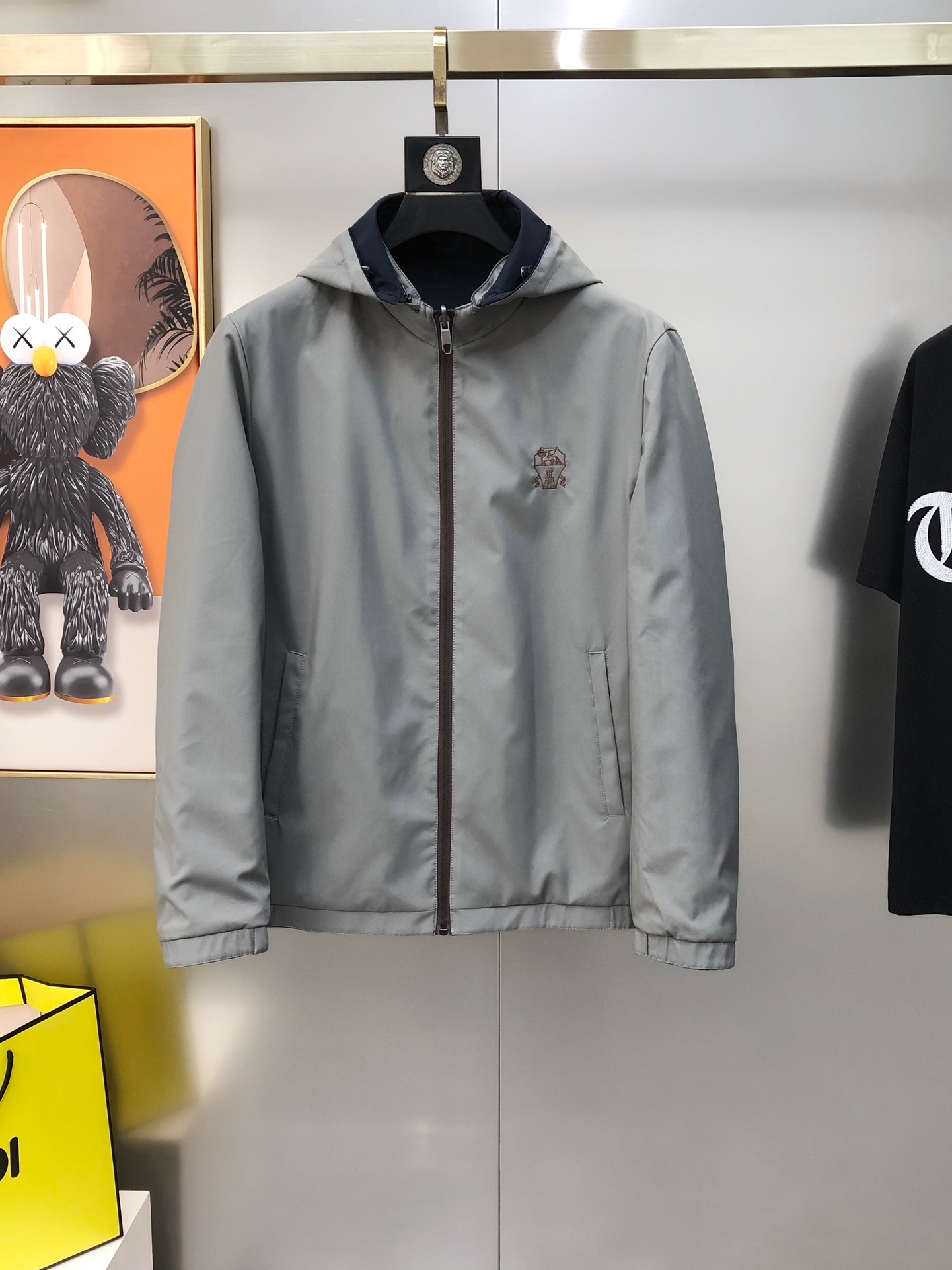 NO:595604,BC2025 new early autumn new original men's hooded jacket, sold simultaneously on the official website. The hood is detachable and reversible, a popular model. High version, fashionable and versatile. Embroidered logo pattern on the chest. Made of original imported polyester fiber memory fabric, which feels soft and delicate, and the upper body is comfortable. Imported hardware accessories are provided by customers. The OEM factory makes fine lines and smooth lines, exquisite craftsmanship, and awesome styles. It is very fashionable and handsome with any combination. Highly recommended!  Counter sizes M-4XL (the largest size can wear about 195 pounds. Please state your height and weight when placing an order). Next day shipping. Black, royal blue,,jackets & coats,jackets & coats,hats,alexander wang19860909BC2025早秋新款原单男士连帽夹克外套 官网同步售卖 帽子可拆卸两面穿爆款 高版本 时尚百搭 胸前刺绣logo图案 采用原版进口聚酯纤维记忆面料手感柔软细腻 上身舒适 客供进口五金辅料配件,代工厂精细做线条流畅,工艺精致,版型超赞,随意搭配都非常时尚帅气强烈推荐哦！专柜尺码M-4XL（最大码可穿195斤左右 下单请报身高体重) 隔天出货 黑色 宝蓝色,,jackets & coats,jackets & coats,hats,alexander wang,Men's clothing