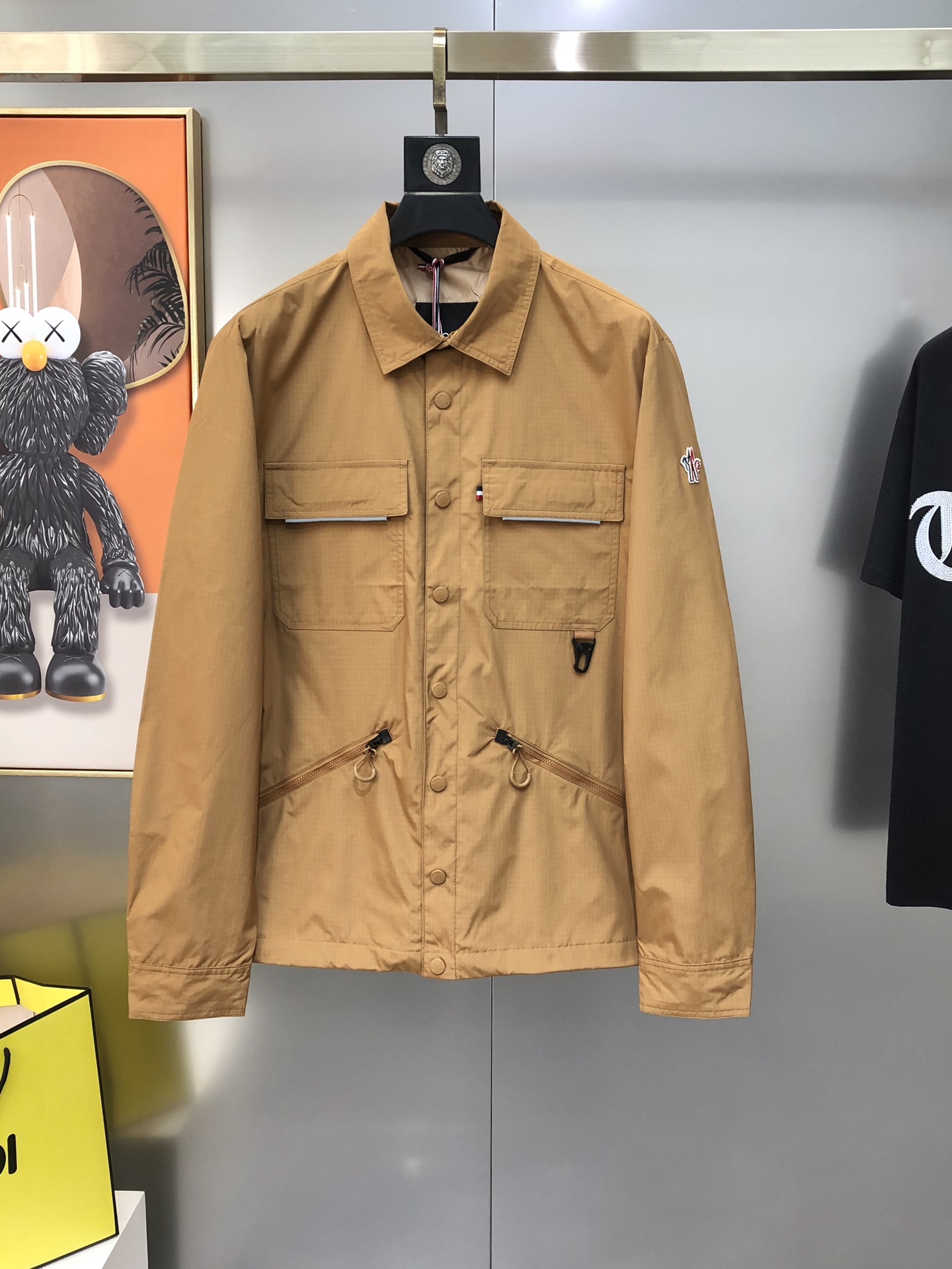 NO:595612,M*ncler Men's M*ncler 2025 Early Autumn New Original Men's Lapel Lapel Jacket. Popular model. High version. Simple, fashionable and versatile. Embroidered logo on the sleeves and rubber letter logo design. Made of original imported polyester fiber memory fabric. It feels soft and delicate. The upper body is comfortable. Original imported lettering hardware and accessories are provided for customers. The OEM factory makes fine lines and smooth lines, exquisite craftsmanship, and awesome styles. It is very fashionable and handsome for casual matching. Highly recommended!  Counter sizes 1-5 = M-3XL (the largest size can wear about 190 pounds. Please state your height and weight when placing an order). Next day shipment, Moncler, jackets & coats, jackets & coats, alexander wang19860909M*ncler 蒙口2025早秋新款原单男士翻领夹克外套 官网同步售卖 爆款 高版本 简洁时尚百搭 袖上绣logo标印胶字母logo图案设计 采用原版进口聚酯纤维记忆面料 手感柔软细腻 上身舒适 客供原版进口刻字五金辅料配件,代工厂精细做线条流畅,工艺精致,版型超赞,随意搭配都非常时尚帅气强烈推荐哦！专柜尺码1-5码=M-3XL（最大码可穿190斤左右 下单请报身高体重) 隔天出货,,Moncler,jackets & coats,jackets & coats,alexander wang,Men's clothing