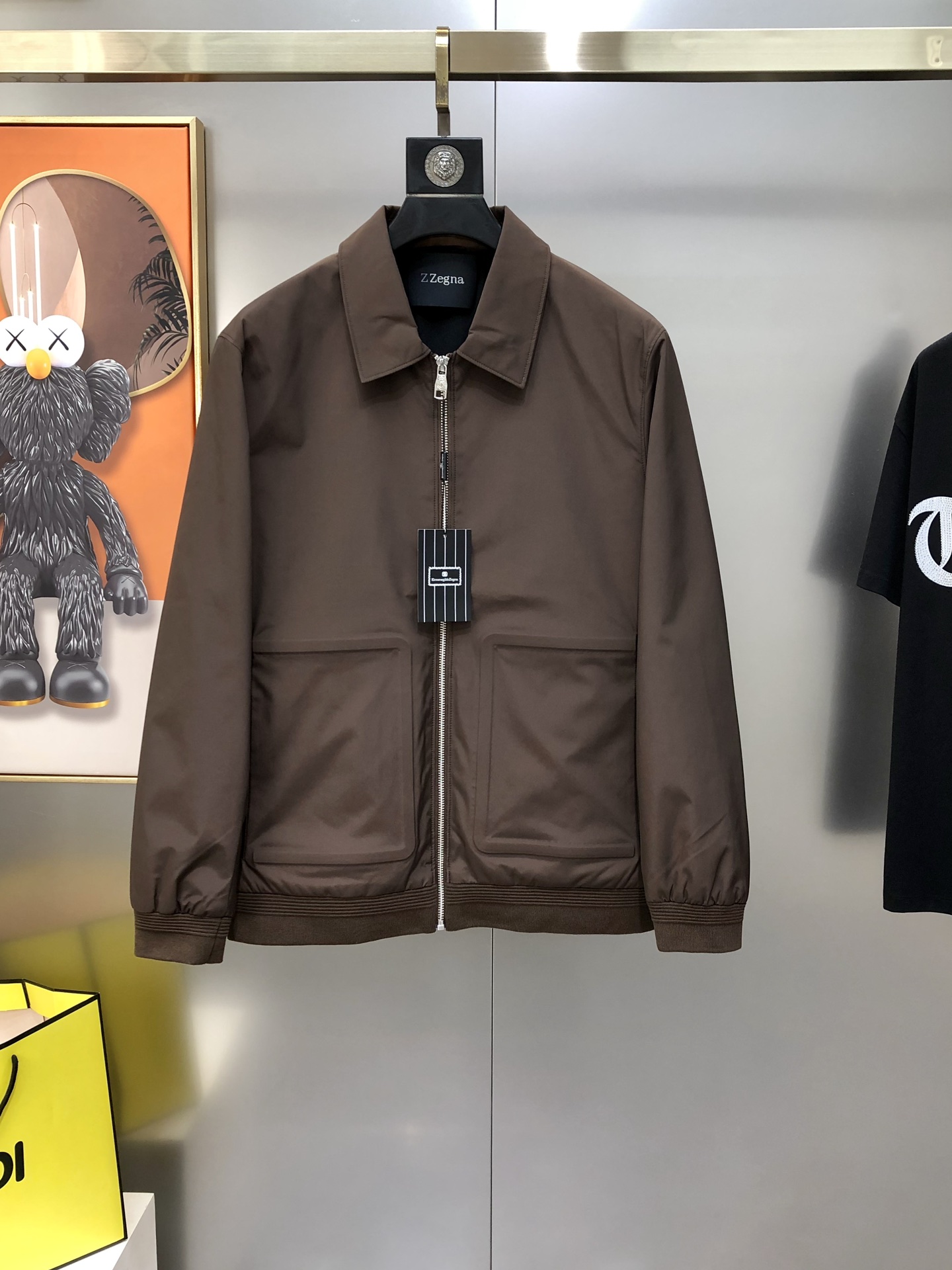 NO:595610,Z*gna Ermenegildo Zegna 2025 early autumn new original men's lapel jacket, sold simultaneously on the official website, hot style, high-end quality, simple, fashionable and versatile. Made of original imported polyester fiber memory fabric, which feels soft and delicate, and the upper body is comfortable. Imported hardware accessories are provided by customers. The OEM factory makes fine lines and smooth lines, exquisite craftsmanship, and awesome styles. It is very fashionable and handsome with any combination. Highly recommended!  Counter sizes M-3XL (the largest size can wear about 185 pounds. Please state your height and weight when placing an order). Ships next day. Coffee color,,zegna,jackets & coats,jackets & coats,alexander wang19860909Z*gna 杰尼亚2025早秋新款原单男士翻领夹克外套 官网同步售卖 爆款 高端品质 简洁时尚百搭 采用原版进口聚酯纤维记忆面料手感柔软细腻 上身舒适 客供进口五金辅料配件,代工厂精细做线条流畅,工艺精致,版型超赞,随意搭配都非常时尚帅气强烈推荐哦！专柜尺码M-3XL（最大码可穿185斤左右 下单请报身高体重) 隔天出货 咖色,,zegna,jackets & coats,jackets & coats,alexander wang,Men's clothing