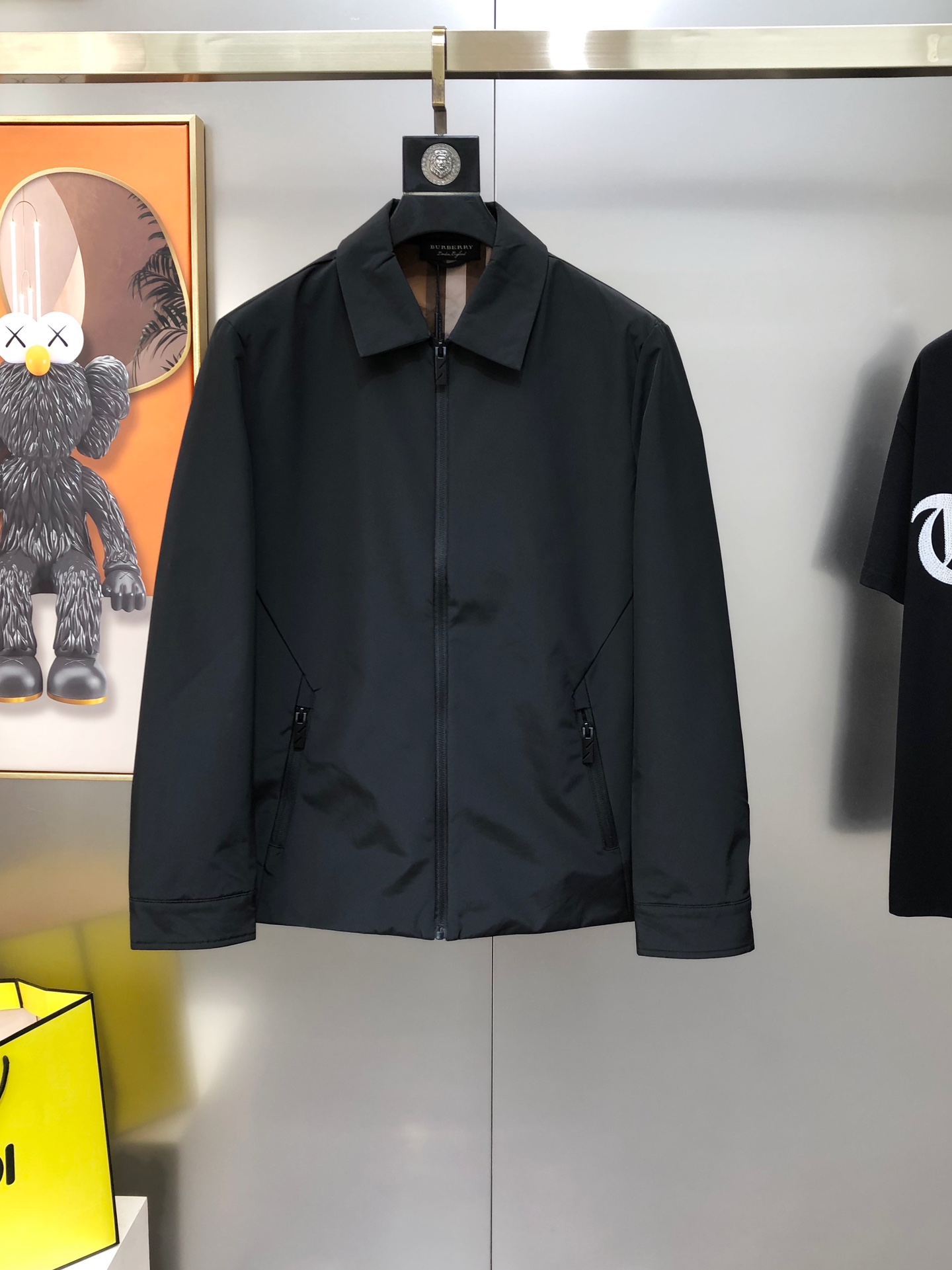 NO:595608,BURBE** Burberry's new 2025 early autumn original men's lapel jacket, sold simultaneously on the official website, popular style, high-end quality, simple, fashionable and versatile. It is made of original imported polyester fiber memory fabric that feels soft and delicate, and the upper body is comfortable. Imported hardware accessories are provided by customers. The OEM factory makes fine lines and smooth lines, exquisite craftsmanship, and awesome styles. It is very fashionable and handsome with any combination. Highly recommended!  Counter sizes M-3XL (the largest size can wear about 185 pounds. Please state your height and weight when placing an order). Next day shipping. Black,,burberry,burberry,jackets & coats,jackets & coats,alexander wang19860909BURBE** 巴宝莉2025早秋新款原单男士翻领夹克外套 官网同步售卖 爆款 高端品质 简洁时尚百搭 采用原版进口聚酯纤维记忆面料手感柔软细腻 上身舒适 客供进口五金辅料配件,代工厂精细做线条流畅,工艺精致,版型超赞,随意搭配都非常时尚帅气强烈推荐哦！专柜尺码M-3XL（最大码可穿185斤左右 下单请报身高体重) 隔天出货 黑色,,burberry,burberry,jackets & coats,jackets & coats,alexander wang,Men's clothing