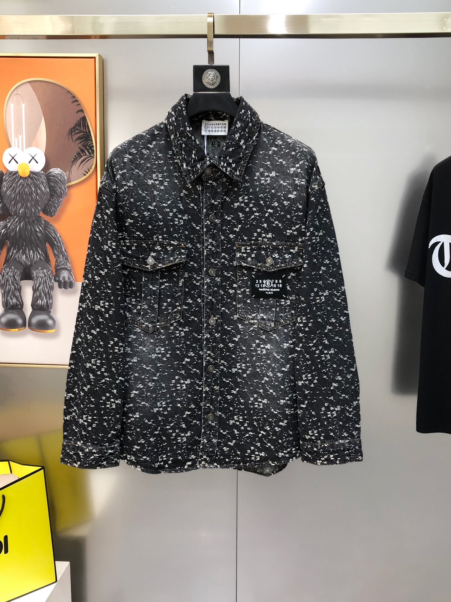 NO:595600,Margiela's 2025 early autumn new original men's lapel denim jacket, high-end customization, hot style, fashionable and versatile, embroidered logo design, made of original imported Dandong denim cotton fabric, soft and delicate to the touch, comfortable on the upper body, original imported lettering hardware accessories, smooth lines, exquisite craftsmanship, awesome version, very fashionable and handsome with any combination, highly recommended!  Counter sizes M-4XL (the largest size can wear about 195 pounds, please state your height and weight when placing an order) Next day shipping, masion margiela, jackets & coats, alexander wang19860909马吉拉2025早秋新款原单男士翻领牛仔外套 高端定制 爆款 时尚百搭 绣logo标设计 采用原版进口丹东牛仔纯棉面料 手感柔软细腻 上身舒适 客供原版进口刻字五金辅料配件,线条流畅,工艺精致,版型超赞,随意搭配都非常时尚帅气强烈推荐哦！专柜尺码M-4XL（最大码可穿195斤左右 下单请报身高体重) 隔天出货,,masion margiela,jackets & coats,alexander wang,Men's clothing