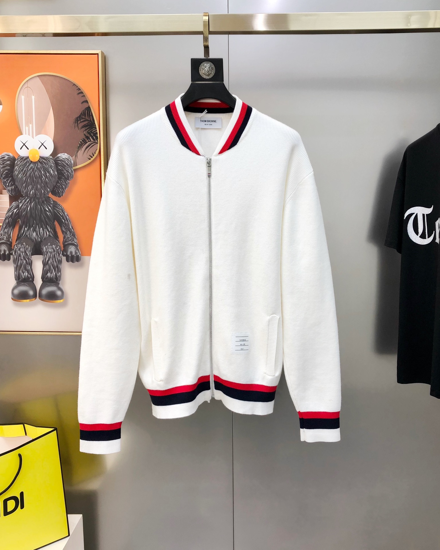 NO:703906,TB Tom Brown's 2025 new autumn and winter original men's cardigan knitted sweater cardigan zipper jacket pays attention to the details of high-end customization, fashionable and versatile. Customized imported merino wool fabric, skin-friendly and comfortable to wear. The fabric is soft and breathable. It feels very delicate to the touch. The inside is all made of single-needle locking technology!  It can ensure that it will not deform when worn!  The tailoring is decent, without any sense of restraint, and the workmanship of the factory is fine. It shows temperament and class. The upper body is very handsome. Sizes M-3XL (the largest size can wear about 185 pounds. Please indicate your height and weight when placing an order). Ships next day. Royal blue, white,,thom browne,jackets & coats,sweaters,19860909TB 汤姆布朗2025秋冬新款原单男士开衫针织毛衣羊毛衫 拉链外套注意细节高端定制 时尚百搭 客供定制进口美丽奴羊毛面料,穿着亲肤舒适 面料柔软透气 摸上去非常细腻的感觉.内里全部采用单针锁边工艺！能够确保穿着不变形！裁剪得体,没有任何束缚感,代工厂做工精细 显气质 显档次 上身非常帅气 尺码M-3XL（最大码可穿185斤左右 下单请报身高体重) 隔天出货 宝蓝色 白色,,thom browne,jackets & coats,sweaters,,Men's clothing