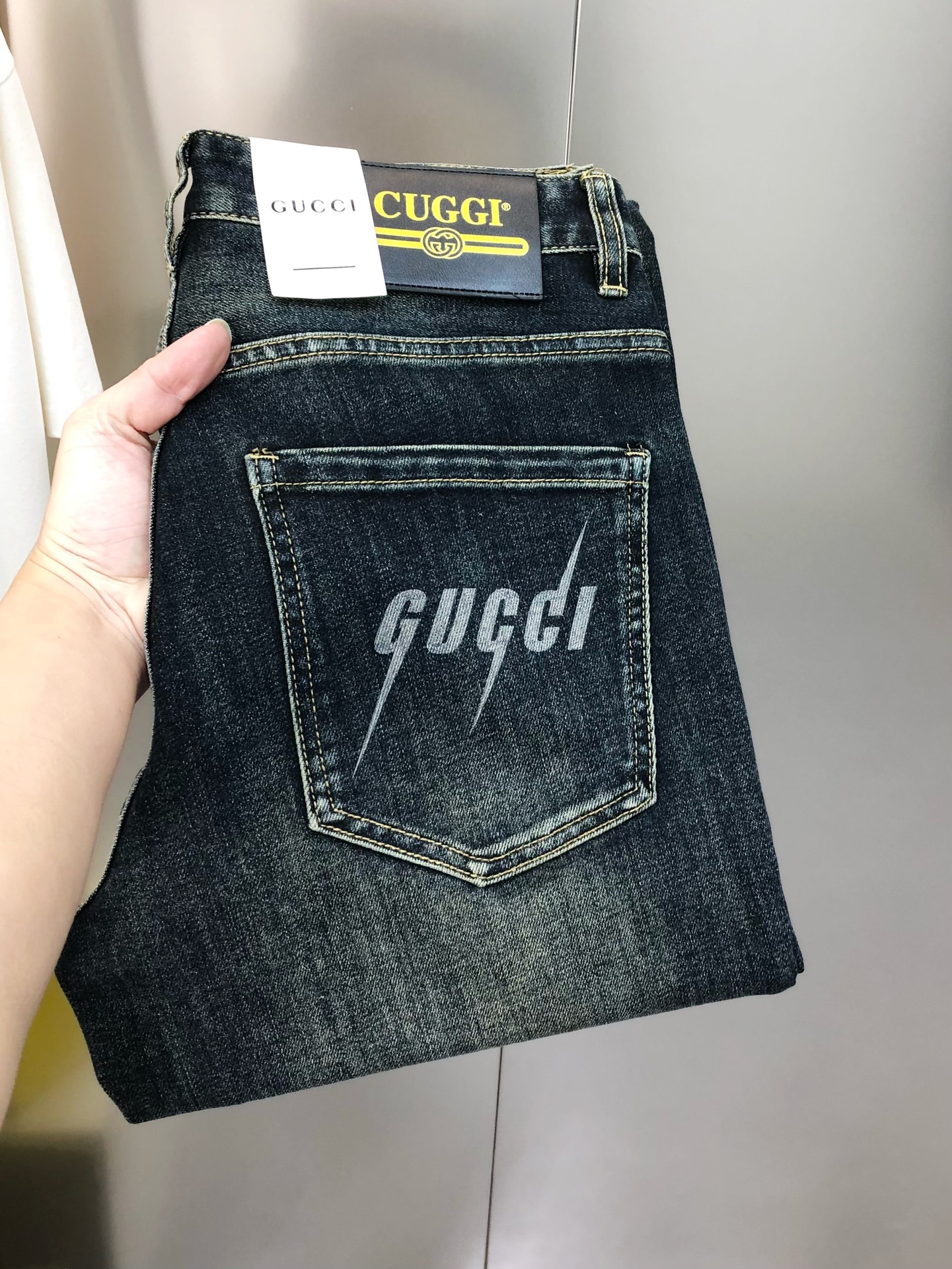 NO:691267,G*cci Gucci 2025 early autumn new men's slim straight jeans. The official website is synchronized with simple and fashionable. Popular high-end customization. Original order. Printed letter logo design on the back trouser pocket. Customized imported denim washed denim pure cotton fabric. Original accessories. Fine workmanship. Cool and energetic. Soft and delicate. Comfortable and breathable. Commuting style. Very high matching rate. The durability rate is incredible. Counter quality. The upper body is super handsome and has the size.  28-38 (stretchy) no 35 no 37 next day shipping,jeans,19860909G*cci 古齐2025早秋新款男士修身直筒牛仔裤 官网同步简洁时尚 爆款 高端定制 原单狠货 后裤袋印花字母logo图案设计 定制进口丹宁水洗牛仔纯棉面料 原版辅料 做工精细 酷劲活力十足 柔软细腻 舒适透气 通勤款 搭配率极高 耐穿率爆表 专柜品质 上身超帅气 有型 码数 28-38（有弹力)没35 没37 隔天出货,,jeans,,Men's clothing