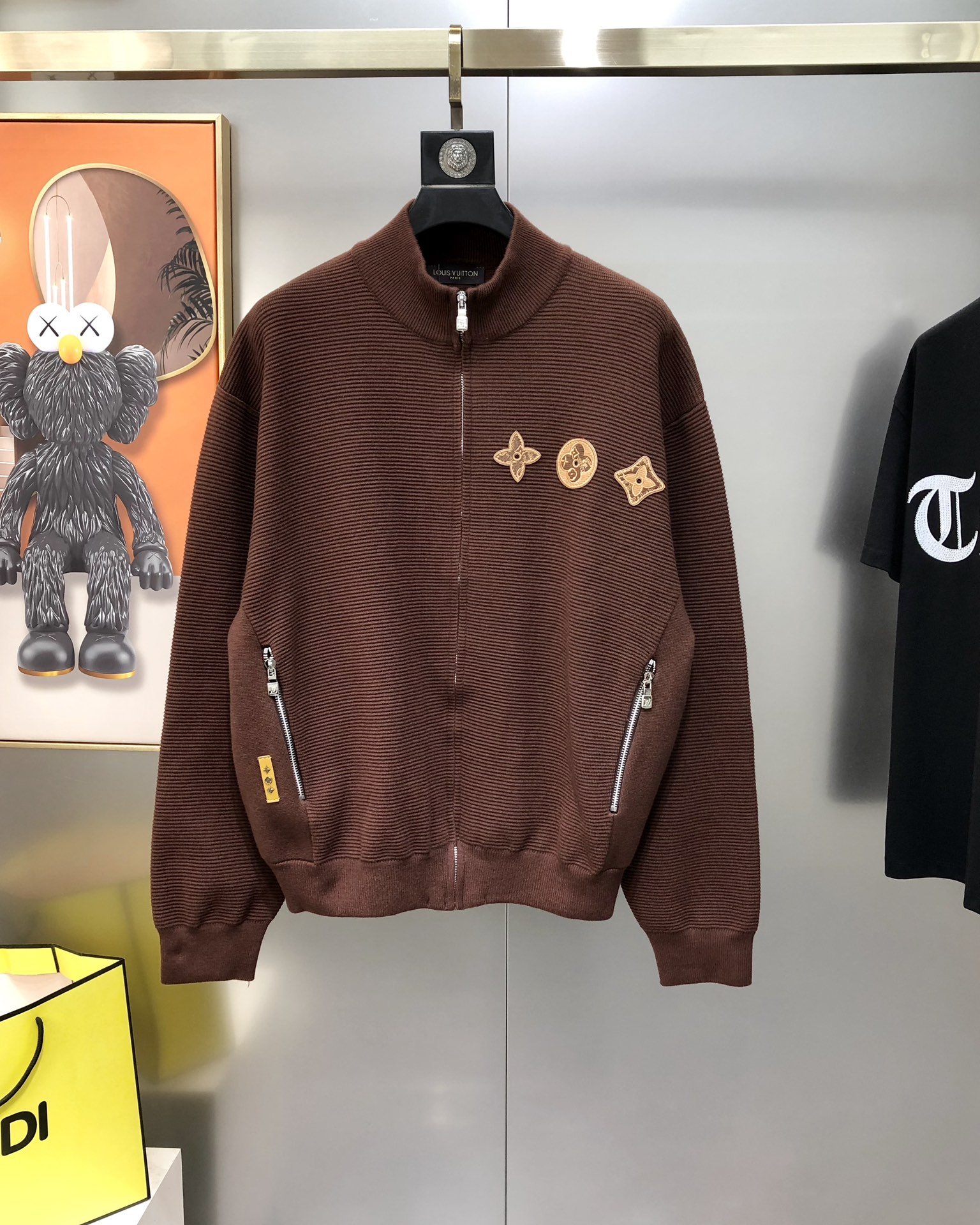 NO:727990,Supports exchange after the end of the year. LV Louis Vuitton 2025 autumn and winter new original men's cardigan knitted sweater cardigan. High-end custom zipper jacket. Fashionable and versatile. Patch embroidered logo design. Customized imported merino wool fabric, skin-friendly and comfortable to wear. The fabric is soft and breathable. It feels very delicate. The inside is all made of single-needle locking technology!  It can ensure that it will not deform when worn!  The tailoring is decent, without any sense of restraint, and the workmanship of the factory is fine. It shows temperament and class. The upper body is very handsome. Sizes M-3XL (the largest size can wear about 185 pounds. Please indicate your height and weight when placing an order). Next day shipment. Black, brown, gray,, louis vuitton, louis vuitton, jackets & coats, sweaters,19860909支持年后退换 LV 路易威登2025秋冬新款原单男士开衫针织毛衣羊毛衫 拉链外套高端定制 时尚百搭 贴布绣logo标设计 客供定制进口美丽奴羊毛面料,穿着亲肤舒适 面料柔软透气 摸上去非常细腻的感觉.内里全部采用单针锁边工艺！能够确保穿着不变形！裁剪得体,没有任何束缚感,代工厂做工精细 显气质 显档次 上身非常帅气 尺码M-3XL（最大码可穿185斤左右 下单请报身高体重) 隔天出货 黑色 咖色 灰色,,louis vuitton,louis vuitton,jackets & coats,sweaters,,Men's clothing