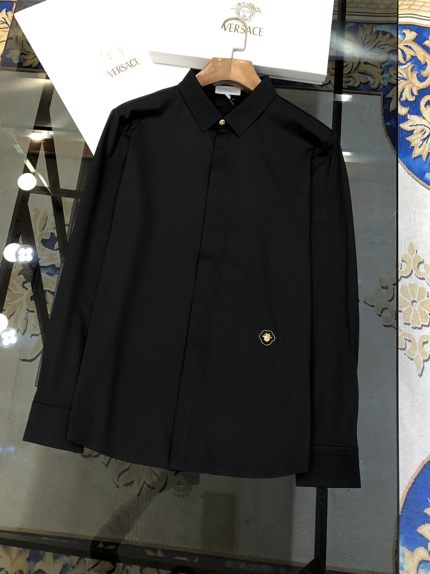 NO:729146,Supports exchange after the end of the year. D*or Dior's new men's original casual long-sleeved shirt is on sale simultaneously on the official website. Simple, fashionable and versatile, high-end quality, popular seamless cutting edge, embossed and hot-drilled little bee hardware logo, custom imported ammonia Tencel cotton fabric, high elasticity, no wrinkles, custom hardware accessories, comfortable to wear, breathable, high grade and texture, simple and decent, fashionable without losing personality, casual and casual upper body, handsome and stylish  Show off the big-name temperament. Sizes M-4XL (can wear up to about 195 pounds. Please state your height and weight when placing an order) black, dior, shirts,19860909支持年后退换 D*or 迪奥新款男士原单休闲长袖衬衫 官网同步发售 简洁时尚百搭 高端品质 爆款无缝切割包边 压花烫钻小蜜蜂五金logo 定制进口锦氨天丝棉面料 弹力大 不起皱 定制五金辅料 穿着舒适 透气 档次高很有质感 简单大方得体 时尚不失个性 上身休闲随性 帅气有型 彰显大牌气质.尺码M-4XL（最大可穿195斤左右 下单请报身高体重)黑色,,dior,shirts,,Men's clothing