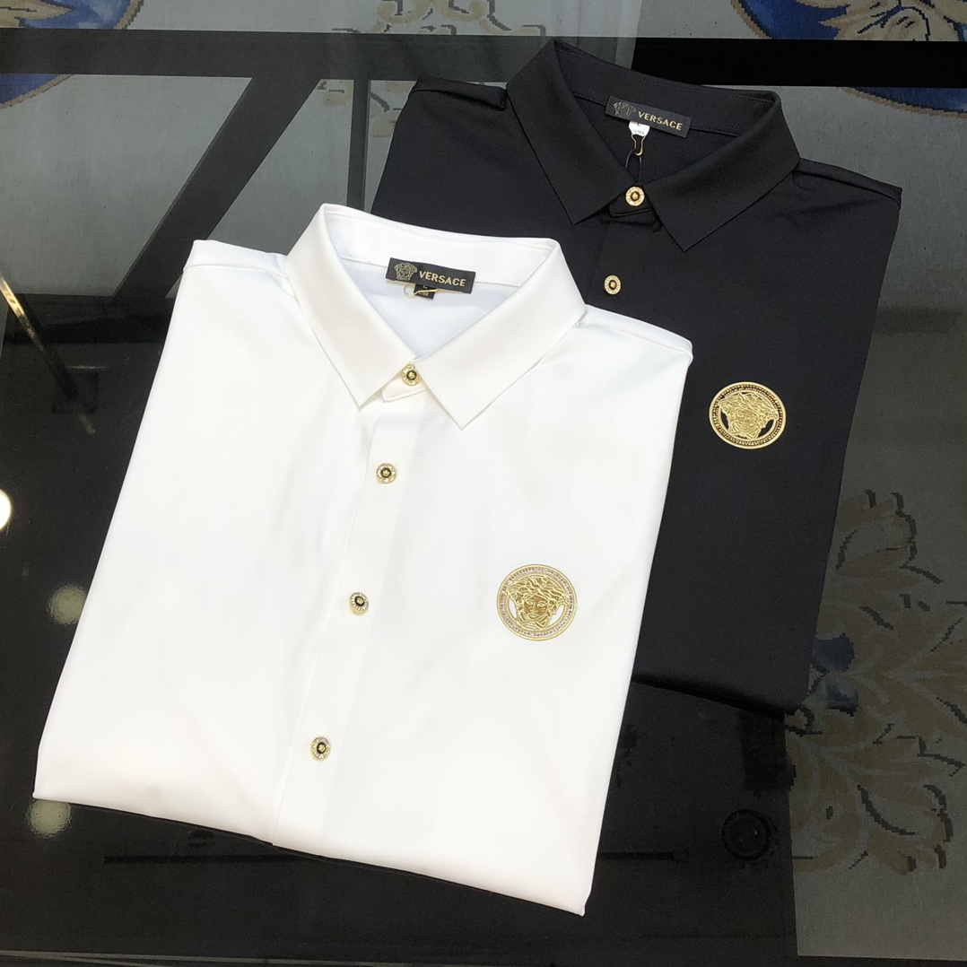 NO:729074,Supports exchange after the end of the year V*rsace Versace's new men's original casual long-sleeved shirt is on sale simultaneously on the official website. Simple, fashionable and versatile, high-end quality seamless cutting edge, Medusa logo pattern printed on the chest, customized imported nylon tencel cotton fabric, high elasticity, no wrinkles, customized hardware accessories, comfortable to wear, breathable, high grade and texture, simple and decent, fashionable without losing personality, casual and casual upper body, handsome and stylish  Show off the big-name temperament. Sizes M-4XL (can wear up to about 195 pounds. Please state your height and weight when placing an order) black, white, versace, shirts,19860909支持年后退换 V*rsace 范思哲新款男士原单休闲长袖衬衫 官网同步发售 简洁时尚百搭 高端品质无缝切割包边 胸前印胶烫钻美杜莎logo图案 定制进口锦氨天丝棉面料 弹力大 不起皱 定制五金辅料 穿着舒适 透气 档次高很有质感 简单大方得体 时尚不失个性 上身休闲随性 帅气有型 彰显大牌气质.尺码M-4XL（最大可穿195斤左右 下单请报身高体重)黑色 白色,,versace,shirts,,Men's clothing