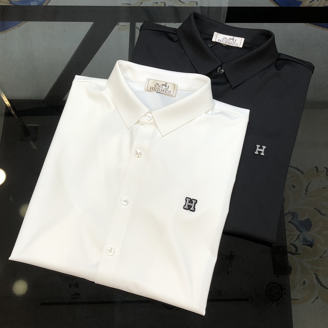 NO:729126,Supports exchange after the end of the year. H*rmes new men's original casual long-sleeved shirt from Hermès. Available simultaneously on the official website. Simple, fashionable and versatile. High-end quality seamless cutting edge. Customized imported nylon tencel cotton fabric. High elasticity and no wrinkles. Customized hardware accessories. Logo pattern design on the chest. Comfortable to wear. Breathable. High-grade and textured. Simple and decent. Fashionable without losing personality. Casual and casual upper body. Handsome and stylish.  Show off the temperament of a big brand. Sizes M-4XL (can wear up to about 195 pounds. Please state your height and weight when placing an order) black, white, hermes, shirts,19860909支持年后退换 H*rmes 爱马仕新款男士原单休闲长袖衬衫 官网同步发售 简洁时尚百搭 高端品质无缝切割包边 定制进口锦氨天丝棉面料 弹力大 不起皱 定制五金辅料 胸前logo图案设计 穿着舒适 透气 档次高很有质感 简单大方得体 时尚不失个性 上身休闲随性 帅气有型 彰显大牌气质.尺码M-4XL（最大可穿195斤左右 下单请报身高体重)黑色 白色,,hermes,shirts,,Men's clothing