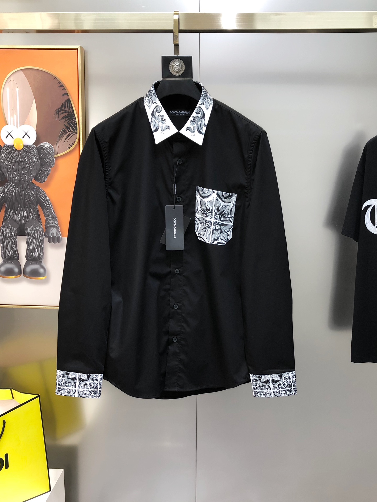 NO:729097,Supports exchange after the year. DG Dolce & Gabbana 2025 early autumn new men's original casual long-sleeved shirts are sold simultaneously on the official website. Fashion trendy style. Slim fit. High version. Hot style. High-definition digital direct printing process design. Original buttons. Customized double-strand 120 count poplin cotton fabric. Soft and delicate feel. Comfortable and breathable. Fabric texture and comfort reach the peak. The OEM factory carefully makes versatile casual upper body. It is a must-have item for men.  Sizes 38-43=S-3XL (the largest size is about 190 pounds. Please state your height and weight when placing an order). Ships the next day. Black, white, Dolce&Gabbana, shirts,19860909支持年后退换 DG 杜嘉班纳2025早秋新款男士原单休闲长袖衬衫 官网同步售卖 时尚潮款 修身版型 高版本 爆款 高清数码直喷印花工艺设计 原版纽扣 定制双股120支府绸棉面料 手感柔软细腻 穿着亲肤舒适透气 面料质感与舒适度达到登峰造极 代工厂精细做百搭休闲 上身非常赞 男士必备单品 尺码38-43=S-3XL（最大码穿190斤左右 下单请报身高体重）隔天出货 黑色 白色,,Dolce&Gabbana,shirts,,Men's clothing