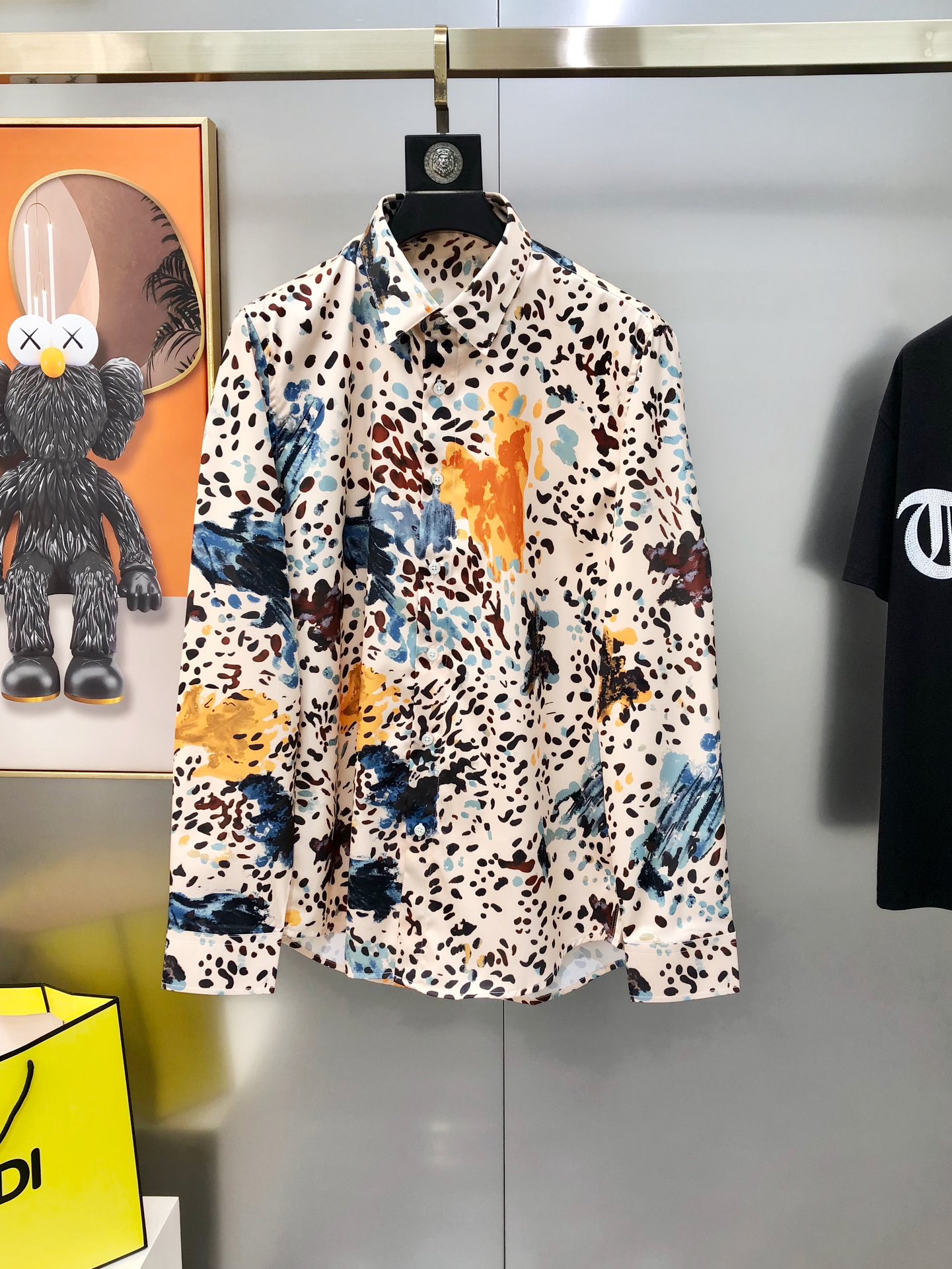 NO:729089,Supports exchange after the end of the year. YSL Saint Laurent 2025 early autumn new men's original casual long-sleeved shirt is sold simultaneously on the official website. Fashionable and trendy style. Slim fit. High version. Popular style. High-definition digital direct printing logo design. Original buttons. Customized double-ply 120 count poplin cotton fabric. Soft and delicate feel. Comfortable and breathable. Fabric texture and comfort are at its peak. The OEM factory carefully makes versatile casual upper body. A must-have item for men.  Sizes 38-42=S-2XL (the largest size is about 185 pounds. Please state your height and weight when placing an order). Ships next day, saint laurent, saint laurent, shirts,19860909支持年后退换 YSL 圣罗兰2025早秋新款男士原单休闲长袖衬衫 官网同步售卖 时尚潮款 修身版型 高版本 爆款 高清数码直喷印花logo图案设计 原版纽扣 定制双股120支府绸棉面料 手感柔软细腻 穿着亲肤舒适透气 面料质感与舒适度达到登峰造极 代工厂精细做百搭休闲 上身非常赞 男士必备单品 尺码38-42=S-2XL（最大码穿185斤左右 下单请报身高体重）隔天出货,,saint laurent,saint laurent,shirts,,Men's clothing