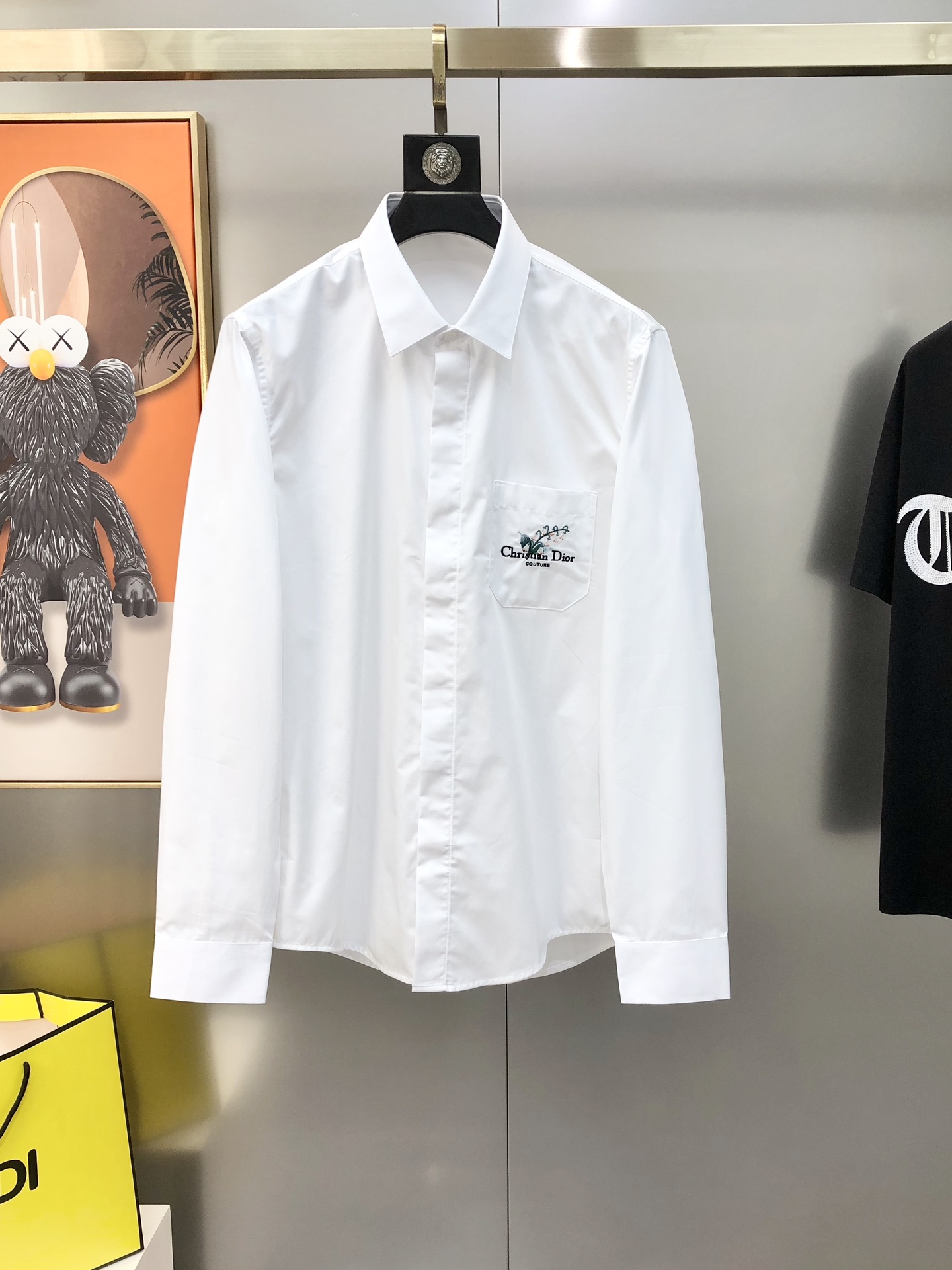 NO:729105,Support exchange after the end of the year. D*or Dior 2025 early autumn new men's original casual long-sleeved shirt is sold simultaneously on the official website. Simple and fashionable, slim fit, high version, hot style. Three-dimensional embroidered letter logo pattern design on the chest pocket. Original buttons. Customized double-ply 120 count poplin cotton fabric. Soft and delicate feel. Comfortable and breathable. Fabric texture and comfort are at their peak. The OEM factory carefully makes versatile casual upper body. A must-have item for men.  Sizes 38-43=S-3XL (the largest size is about 190 pounds. Please state your height and weight when placing an order). Ships next day. White, dior, shirts,19860909支持年后退换 D*or 迪奥2025早秋新款男士原单休闲长袖衬衫 官网同步售卖 简洁时尚 修身版型 高版本 爆款 胸前口袋立体刺绣字母logo图案设计 原版纽扣 定制双股120支府绸棉面料 手感柔软细腻 穿着亲肤舒适透气 面料质感与舒适度达到登峰造极 代工厂精细做百搭休闲 上身非常赞 男士必备单品 尺码38-43=S-3XL（最大码穿190斤左右 下单请报身高体重）隔天出货 白色,,dior,shirts,,Men's clothing