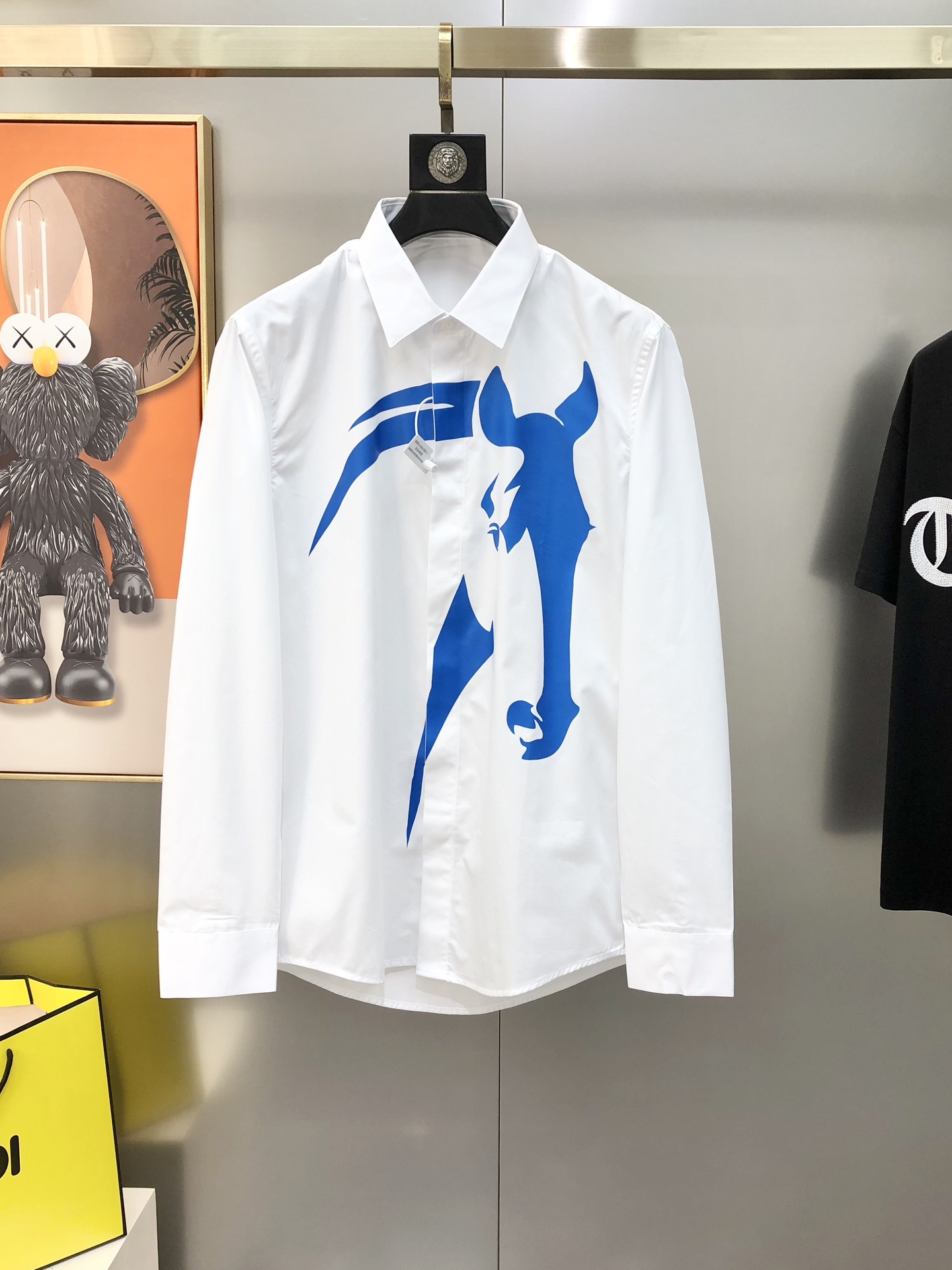 NO:729056,Supports exchange after the year. H*rmes new men's original casual long-sleeved shirt from Hermès. Available simultaneously on the official website. Simple and fashionable. Slim fit. High version. Popular style. Printed logo pattern design. Original buttons. Customized double-ply 120 count poplin cotton fabric. Soft and delicate feel. Comfortable and breathable. Fabric texture and comfort are at their peak. The OEM factory makes all-match casual uppers very well. A must-have item for men.  Sizes 38-43=S-3XL (the largest size is about 190 pounds. Please state your height and weight when placing an order). Ships next day. White, hermes, shirts,19860909支持年后退换 H*rmes 爱马仕新款男士原单休闲长袖衬衫 官网同步售卖 简洁时尚 修身版型 高版本 爆款 印胶logo图案设计 原版纽扣 定制双股120支府绸棉面料 手感柔软细腻 穿着亲肤舒适透气 面料质感与舒适度达到登峰造极 代工厂精细做百搭休闲 上身非常赞 男士必备单品 尺码38-43=S-3XL（最大码穿190斤左右 下单请报身高体重）隔天出货 白色,,hermes,shirts,,Men's clothing